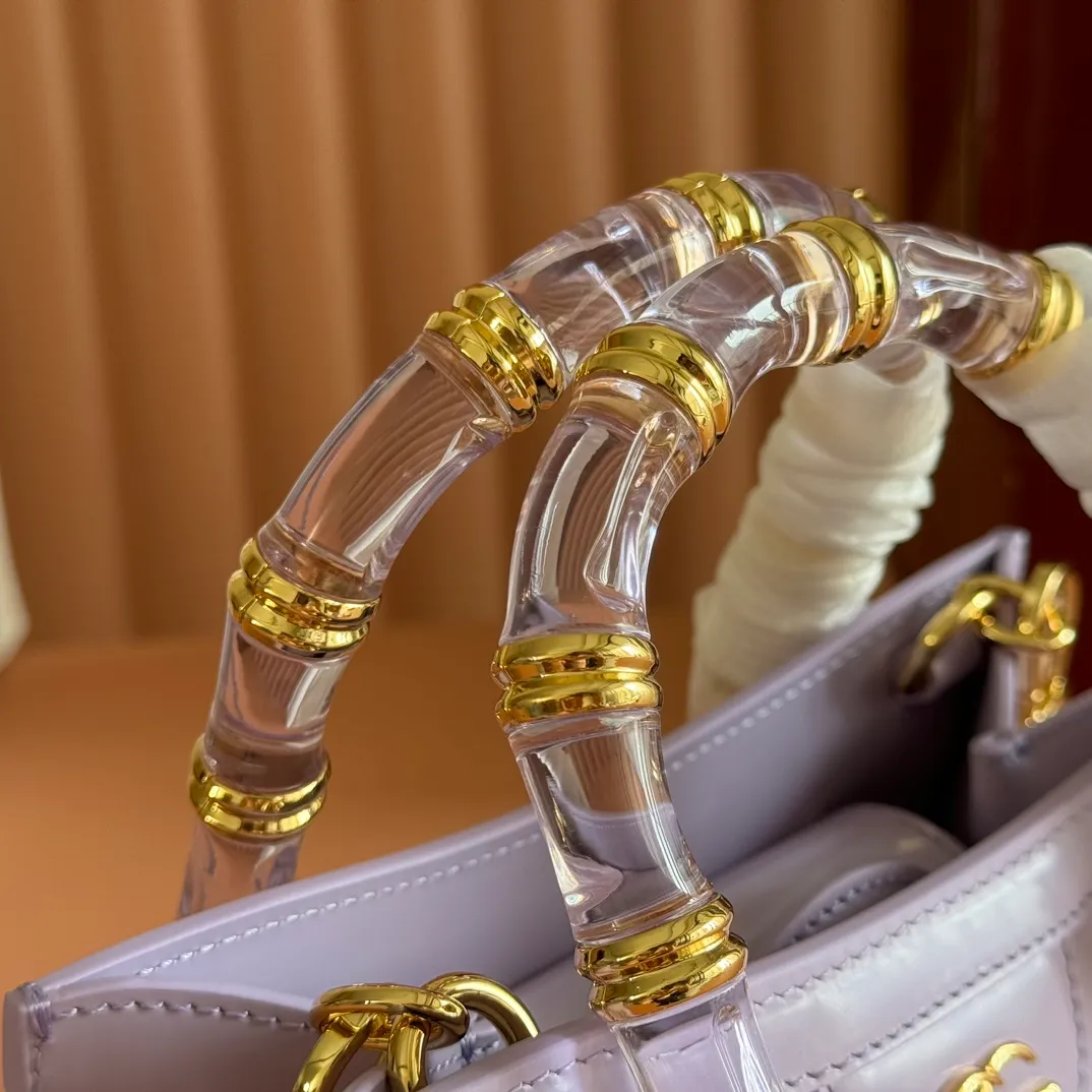 p1560. 💋💋💋【With full set of original counter packaging】【New Product】In the 2025 spring and summer series, the Gucci Diana series reinterprets classic bamboo accessories with resin and brass details. There are many ways to carry it, it can be carried cross-body or on the shoulder. Light purple glossy polished sheepskin Gold-tone hardware Bamboo shaped resin and brass handles Light purple sheepskin lining Double G Interior: One open pocket 8 cm high Removable and adjustable sheepskin shoulder strap (48 to 55 cm high); length adjustable from 93 to 109 cm Ident.: 832936. Dimensions: 20cm (width) x 16cm (height) x 10cm (depth) Weight: approx. 0.95kg Color: light purple full leather. Made in Italy