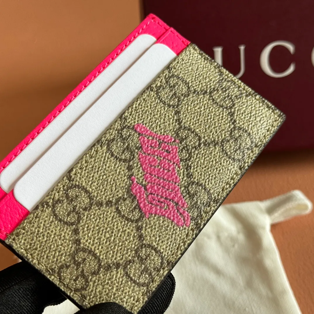 p300. 💋💋"With full set of original counter packaging"💋💋[New Product] In the 2025 early autumn series, Chinese artist Currynew reinterprets the brand logo, adding color to men's ready-to-wear, leather goods and accessories. This two-tone card holder is crafted from coated fabric with the classic GG monogram pattern, cleverly incorporating Gucci prints and contrasting leather piping, making the entire design richer. Beige and dark brown classic GG monogram coated fabric Emerald green leather trim Gucci print Currynew art Moire fabric lining 4 card compartments, 1 open pocket Model number: 835322. Dimensions: 11cm (width) x 7cm (height) Weight: about 60g Color: brown gum/fluorescent rose Made in Italy
