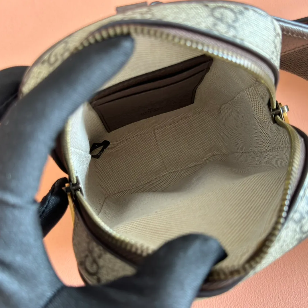 p860. 📣📣📣【Original leather with 🌈full counter packaging】🔥🔥Ophidia series GG mini handbag. Small travel accessories remain an indispensable highlight in Gucci’s leather goods selection, paying homage to the brand’s luxury travel roots. Various logos derived from the initials of Mr. Guccio Gucci, the founder of the brand, inject elegant and timeless logo connotation into individual products. This Ophidia mini bag in classic GG Supreme canvas features 2 card compartments and an external zip pocket. Beige and ebony GG Supreme canvas, gray leather trim, palladium-tone hardware, gray webbing, cotton and linen lining Double G, interior: 2 card compartments, exterior zip pocket, shoulder strap drop 52 cm, zip fastening. Weight: approx. 0.45kg. Model: 752565. Dimensions: 12(width) x 18(h) x 6.9cm(d) Color: brown/pvc. Made in Italy