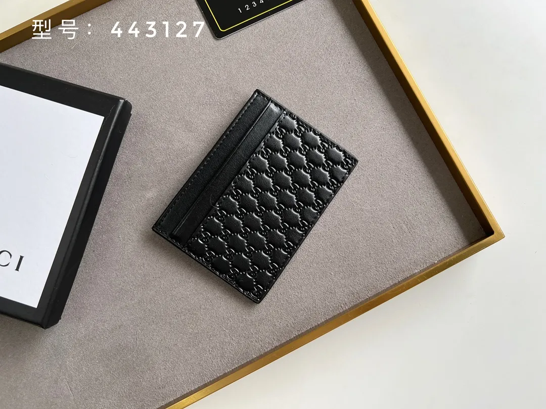 💰100 Top original version💎 GG small G embossed # GUCCI new card holder Genuine card holder, real photo G embossed/full leather. 😘Made of Gucci Signature material, hot-pressed and exquisitely printed💯Made with top-notch overseas hardware! Style number: 233166/443127 Size: W10xH7cm.