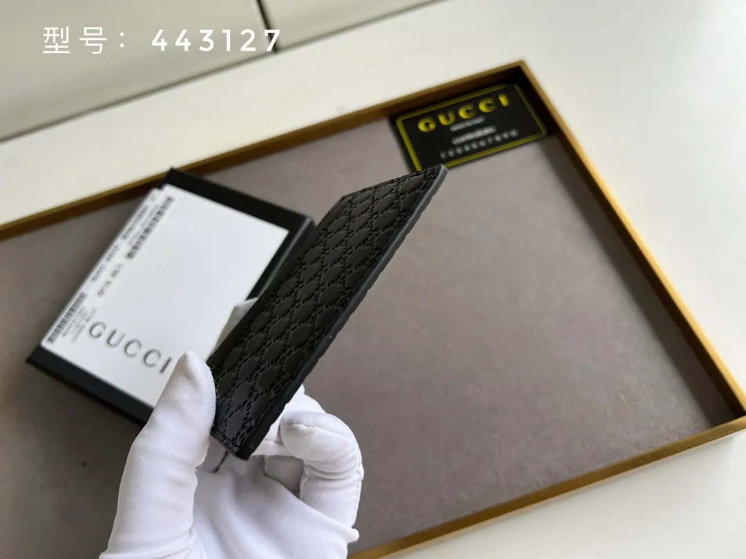 💰100 Top original version💎 GG small G embossed # GUCCI new card holder Genuine card holder, real photo G embossed/full leather. 😘Made of Gucci Signature material, hot-pressed and exquisitely printed💯Made with top-notch overseas hardware! Style number: 233166/443127 Size: W10xH7cm.