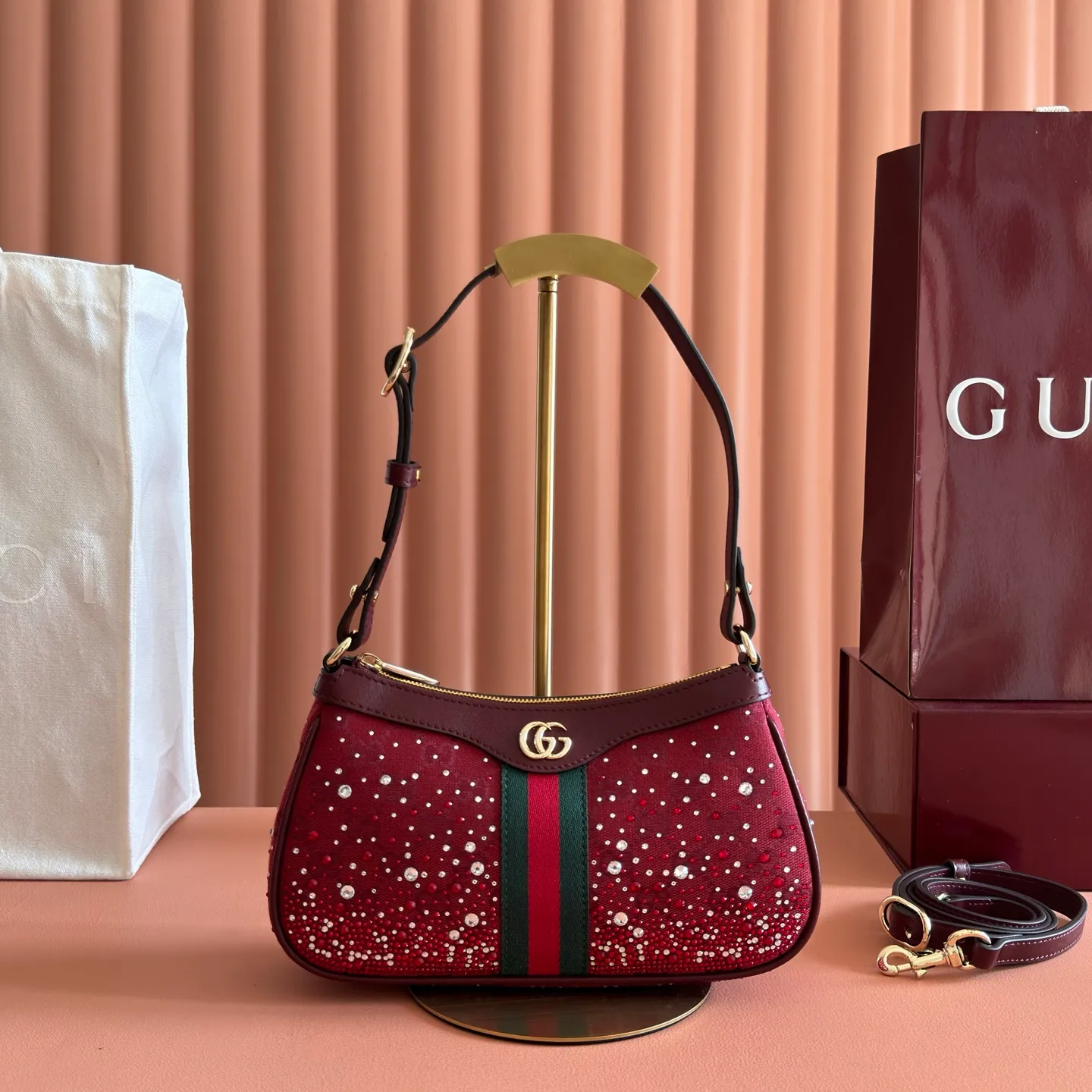 p1120💋💋💋[Original configuration and complete counter packaging] The Ophidia series pays tribute to the brand heritage with its iconic striped webbing and light gold-toned double G logo, and is crafted with gradient effect imitation crystals to highlight its dazzling brilliance. Gucci Ancora GG canvas with gradient effect crystals Gucci Ancora leather trim Light gold tone hardware Rosso Ancora cotton and linen lining Double G webbing Interior: 1 open pocket Adjustable handles (height: 17cm - 23cm; length: 36cm - 47cm) Detachable and adjustable leather shoulder strap (height: 51cm - 59cm; length: 102cm - 118 cm) Zipper closure Model: 841341. Dimensions: 26cm (width) x 15cm (height) x 6.5cm (depth) Weight: approx. 0.35kg Colour: Crystal Anchor Red. Made in Italy