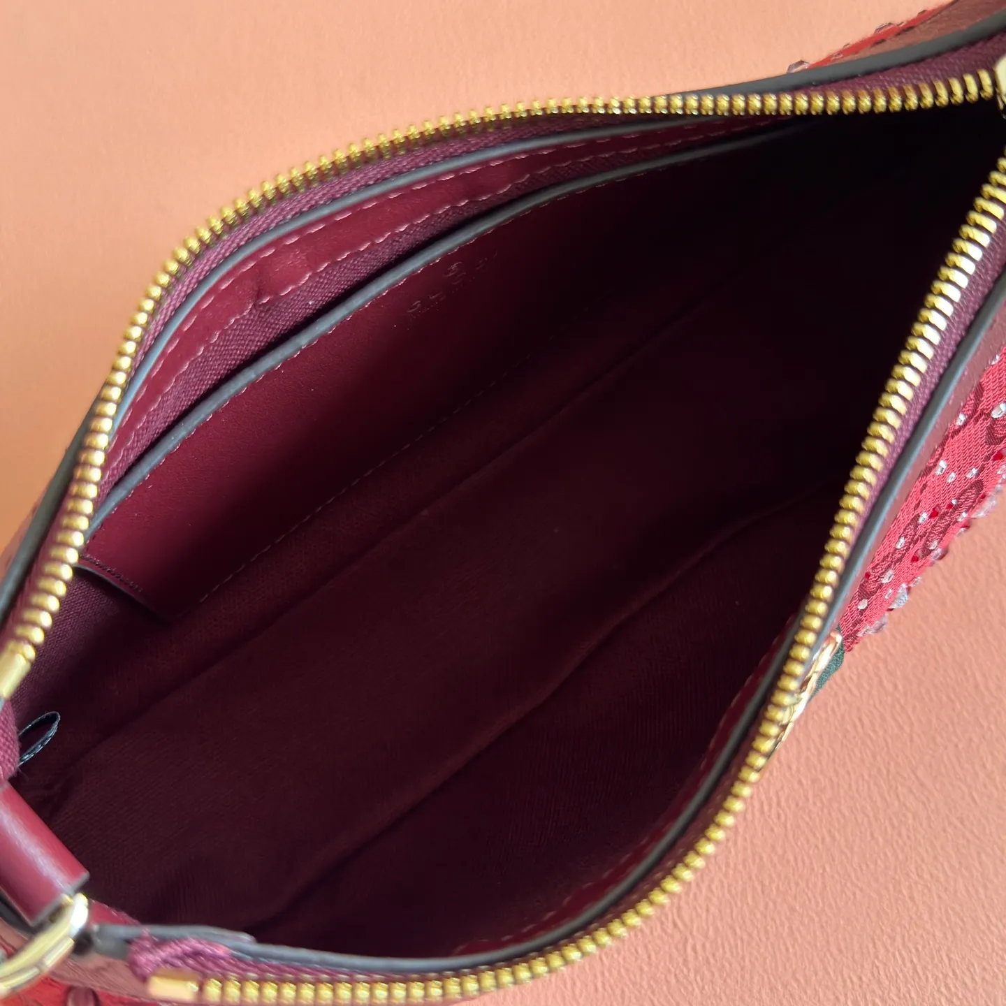p1120💋💋💋[Original configuration and complete counter packaging] The Ophidia series pays tribute to the brand heritage with its iconic striped webbing and light gold-toned double G logo, and is crafted with gradient effect imitation crystals to highlight its dazzling brilliance. Gucci Ancora GG canvas with gradient effect crystals Gucci Ancora leather trim Light gold tone hardware Rosso Ancora cotton and linen lining Double G webbing Interior: 1 open pocket Adjustable handles (height: 17cm - 23cm; length: 36cm - 47cm) Detachable and adjustable leather shoulder strap (height: 51cm - 59cm; length: 102cm - 118 cm) Zipper closure Model: 841341. Dimensions: 26cm (width) x 15cm (height) x 6.5cm (depth) Weight: approx. 0.35kg Colour: Crystal Anchor Red. Made in Italy