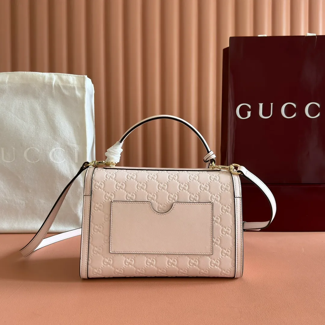 p1380. 💋💋💋 Comes with a full set of original counter packaging [New product] The Padlock series makes a stunning appearance in the 2025 autumn and winter series with fashionable silhouettes, unlocking a variety of carrying methods. This handbag is crafted from GG printed embossed cow leather. Light pink GG printed embossed calfskin Light gold tone hardware Light pink cotton lining Interior: 1 zipped pocket Exterior: 1 open pocket Handle height 7.9 cm Removable and adjustable calfskin shoulder strap (height: 54cm – 60cm; length: 114cm – 125cm) Padlock closure with calfskin keychain Ref.: 838998. Dimensions: 26cm (width) x 18cm (height) x 11.5cm (depth) Weight: approx. 0.8kg