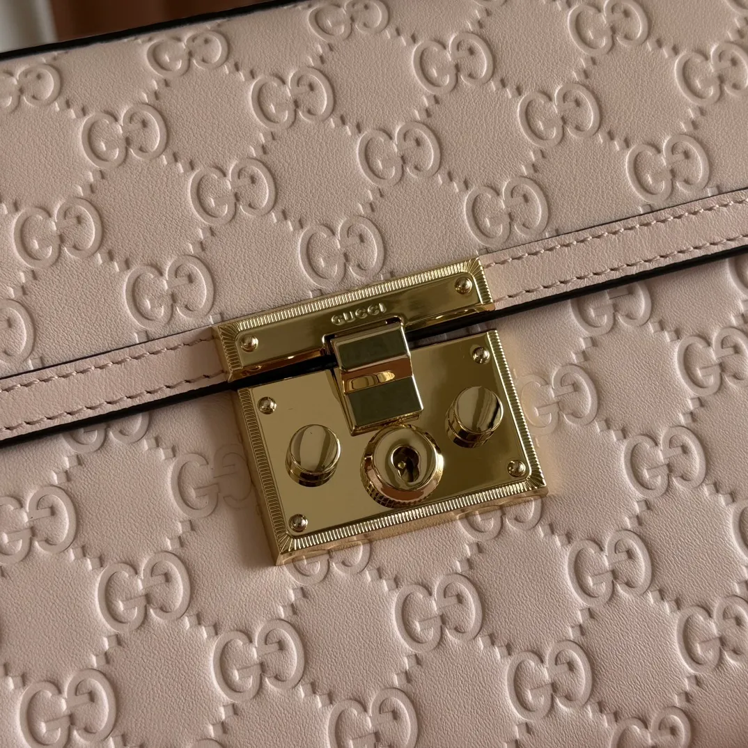 p1380. 💋💋💋 Comes with a full set of original counter packaging [New product] The Padlock series makes a stunning appearance in the 2025 autumn and winter series with fashionable silhouettes, unlocking a variety of carrying methods. This handbag is crafted from GG printed embossed cow leather. Light pink GG printed embossed calfskin Light gold tone hardware Light pink cotton lining Interior: 1 zipped pocket Exterior: 1 open pocket Handle height 7.9 cm Removable and adjustable calfskin shoulder strap (height: 54cm – 60cm; length: 114cm – 125cm) Padlock closure with calfskin keychain Ref.: 838998. Dimensions: 26cm (width) x 18cm (height) x 11.5cm (depth) Weight: approx. 0.8kg