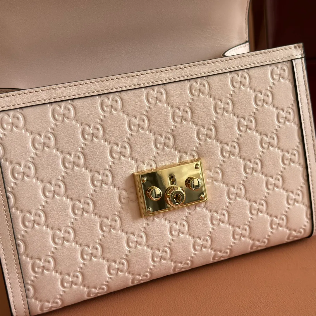 p1380. 💋💋💋 Comes with a full set of original counter packaging [New product] The Padlock series makes a stunning appearance in the 2025 autumn and winter series with fashionable silhouettes, unlocking a variety of carrying methods. This handbag is crafted from GG printed embossed cow leather. Light pink GG printed embossed calfskin Light gold tone hardware Light pink cotton lining Interior: 1 zipped pocket Exterior: 1 open pocket Handle height 7.9 cm Removable and adjustable calfskin shoulder strap (height: 54cm – 60cm; length: 114cm – 125cm) Padlock closure with calfskin keychain Ref.: 838998. Dimensions: 26cm (width) x 18cm (height) x 11.5cm (depth) Weight: approx. 0.8kg