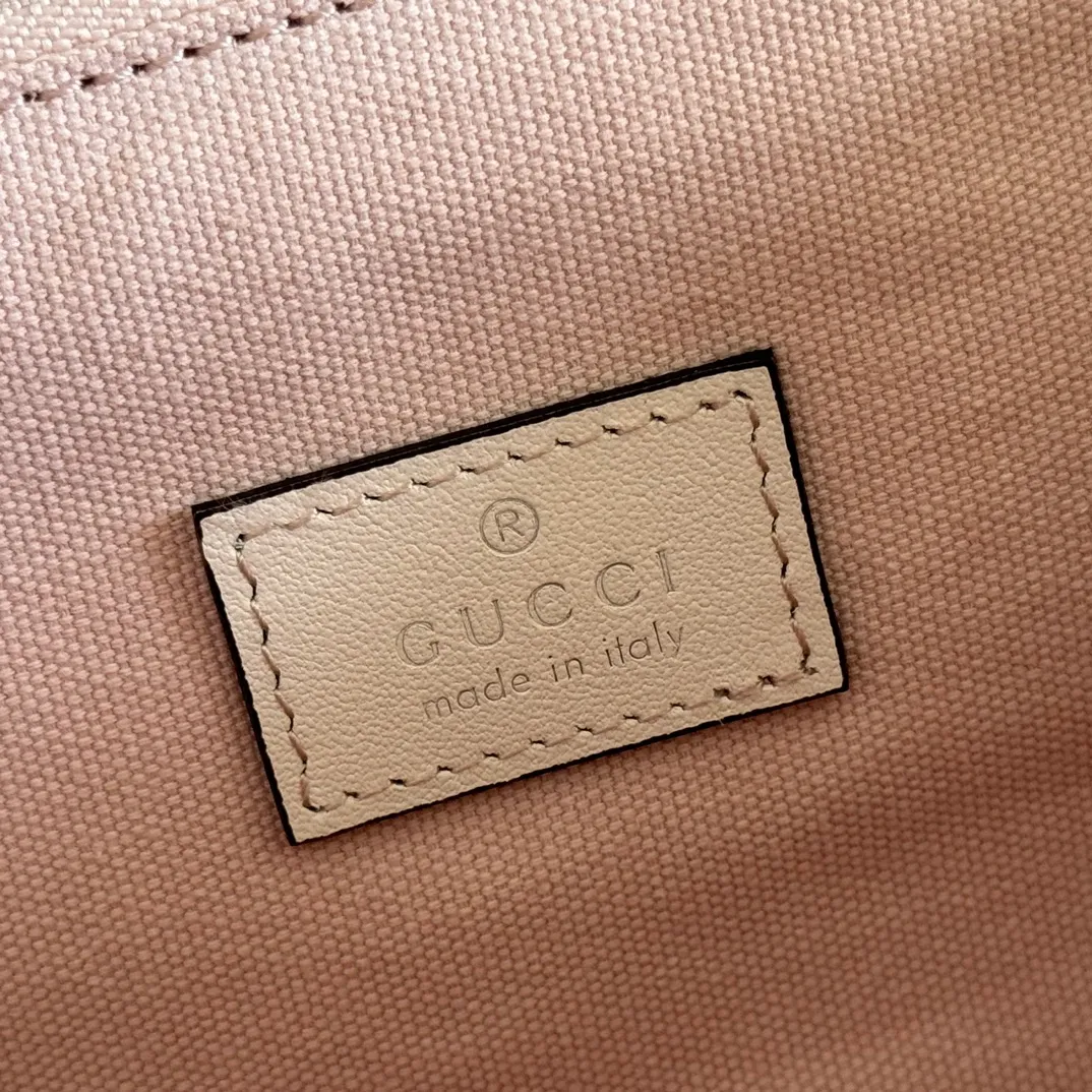 p1380. 💋💋💋 Comes with a full set of original counter packaging [New product] The Padlock series makes a stunning appearance in the 2025 autumn and winter series with fashionable silhouettes, unlocking a variety of carrying methods. This handbag is crafted from GG printed embossed cow leather. Light pink GG printed embossed calfskin Light gold tone hardware Light pink cotton lining Interior: 1 zipped pocket Exterior: 1 open pocket Handle height 7.9 cm Removable and adjustable calfskin shoulder strap (height: 54cm – 60cm; length: 114cm – 125cm) Padlock closure with calfskin keychain Ref.: 838998. Dimensions: 26cm (width) x 18cm (height) x 11.5cm (depth) Weight: approx. 0.8kg