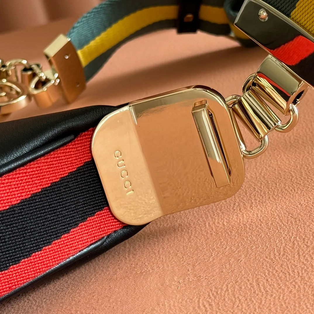 p1560. 📣📣📣【Original leather accessories🌈 Equipped with full counter packaging】🔥🔥Gucci Attache series small shoulder bag, model number 699409 The "Gucci March of Love" series reinterprets the brand's archive elements and pays tribute to the everlasting charm of Hollywood. This accessory features the instantly recognizable crescent shape, and the G-hook closure adds a unique design aesthetic. Classic accessories are combined with soft materials to interpret retro charm in a delicate and romantic way. This small style is crafted from beige and ebony GG Supreme canvas and trimmed with brown leather trim. Hide details Beige and ebony GG Supreme canvas Brown leather trim Palladium tone hardware Red and green web Cotton and linen lining Additional leather strap Removable web strap (45cm high) G-hook fastening with zip 23cm (W) x 22cm (H) x 5cm (D) Made in Italy