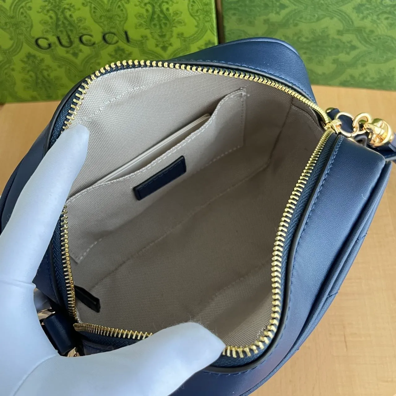 Actual shot 💰260 𝐆𝐮𝐜𝐜𝐢 𝐁𝐥𝐨𝐧𝐝𝐢𝐞Camera bag Model: 742360 first-layer cowhide Size: 21*15.5*5.5cm The new upgraded style is more attractive! The capacity is adequate ~ the shoulder straps are adjustable