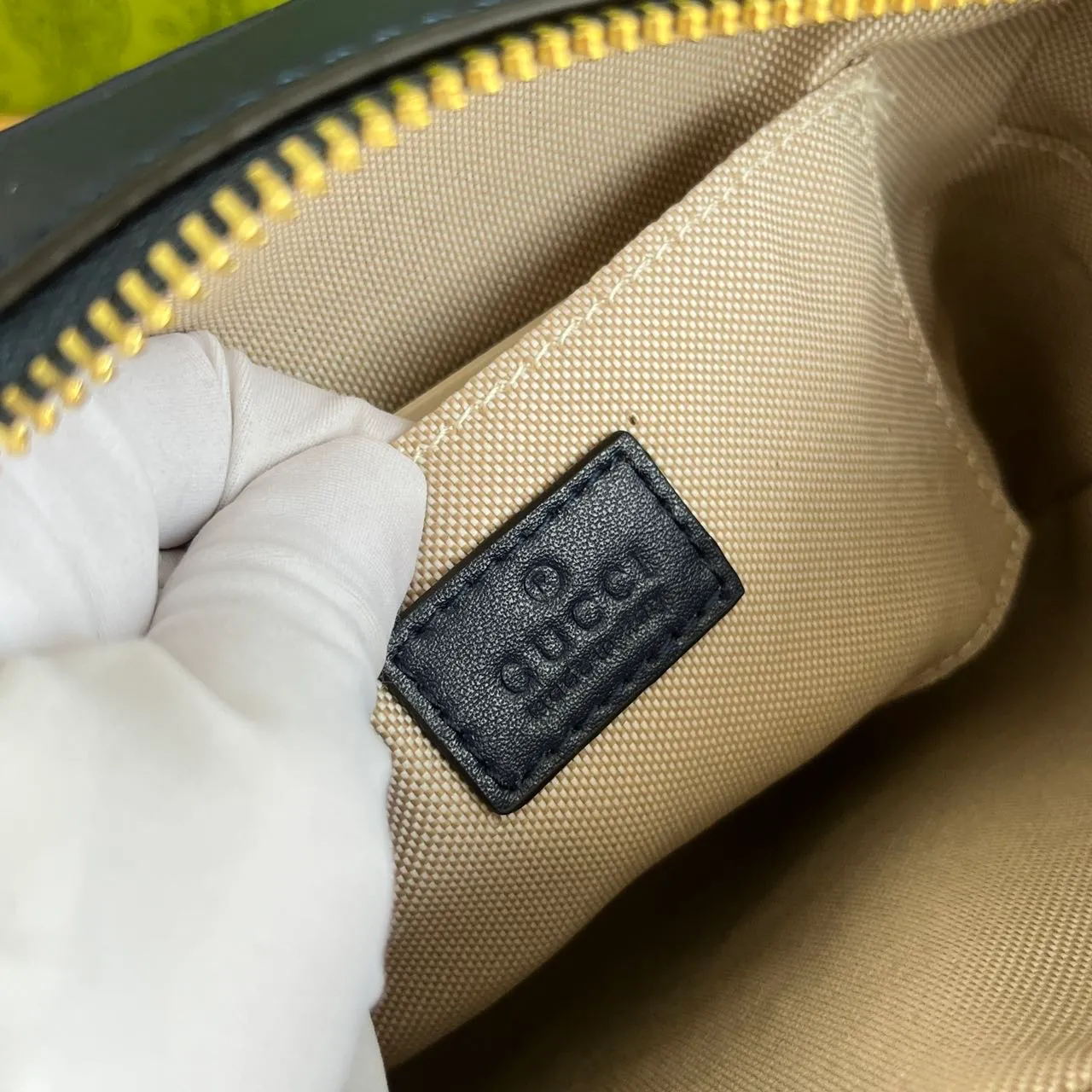 Actual shot 💰260 𝐆𝐮𝐜𝐜𝐢 𝐁𝐥𝐨𝐧𝐝𝐢𝐞Camera bag Model: 742360 first-layer cowhide Size: 21*15.5*5.5cm The new upgraded style is more attractive! The capacity is adequate ~ the shoulder straps are adjustable