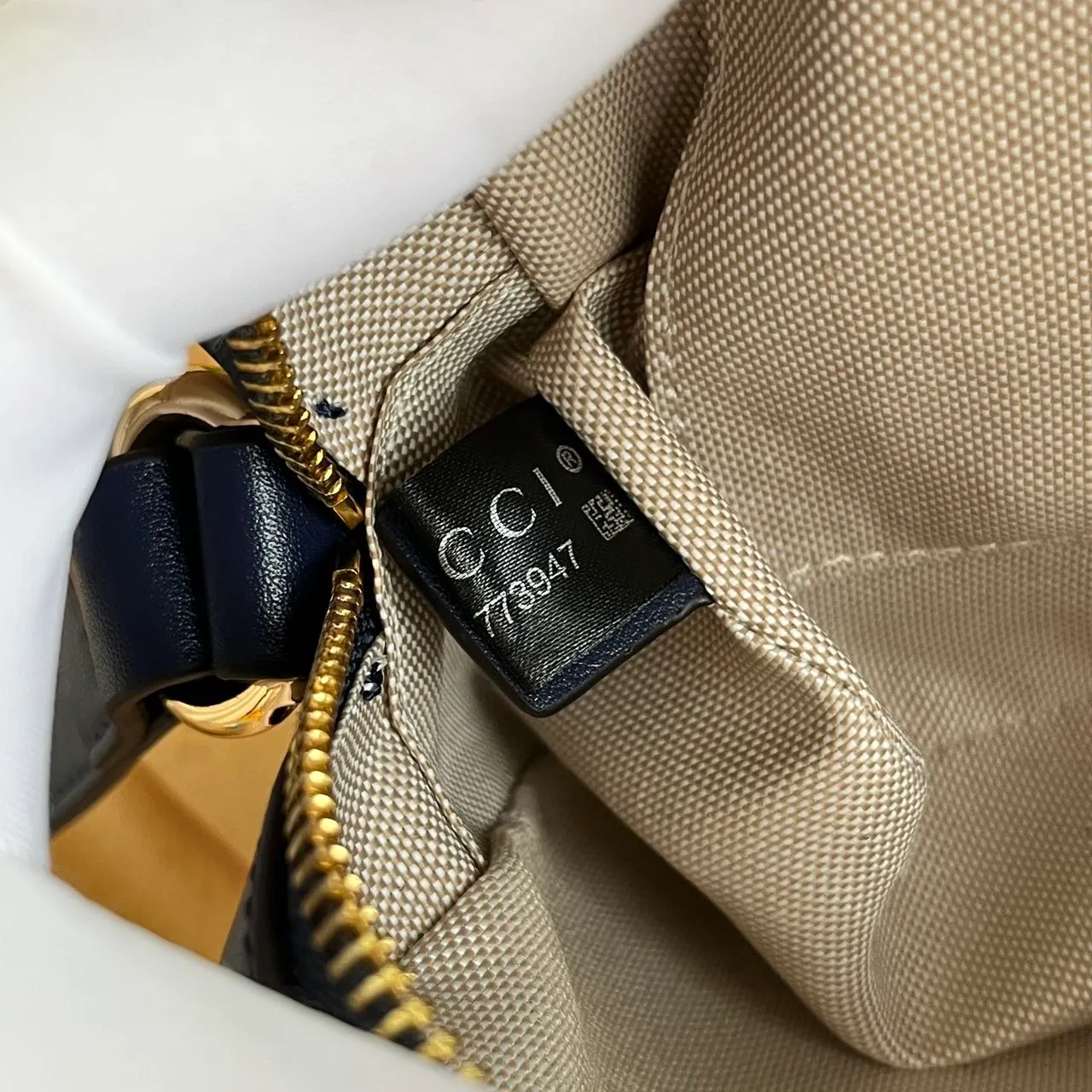 Actual shot 💰260 𝐆𝐮𝐜𝐜𝐢 𝐁𝐥𝐨𝐧𝐝𝐢𝐞Camera bag Model: 742360 first-layer cowhide Size: 21*15.5*5.5cm The new upgraded style is more attractive! The capacity is adequate ~ the shoulder straps are adjustable