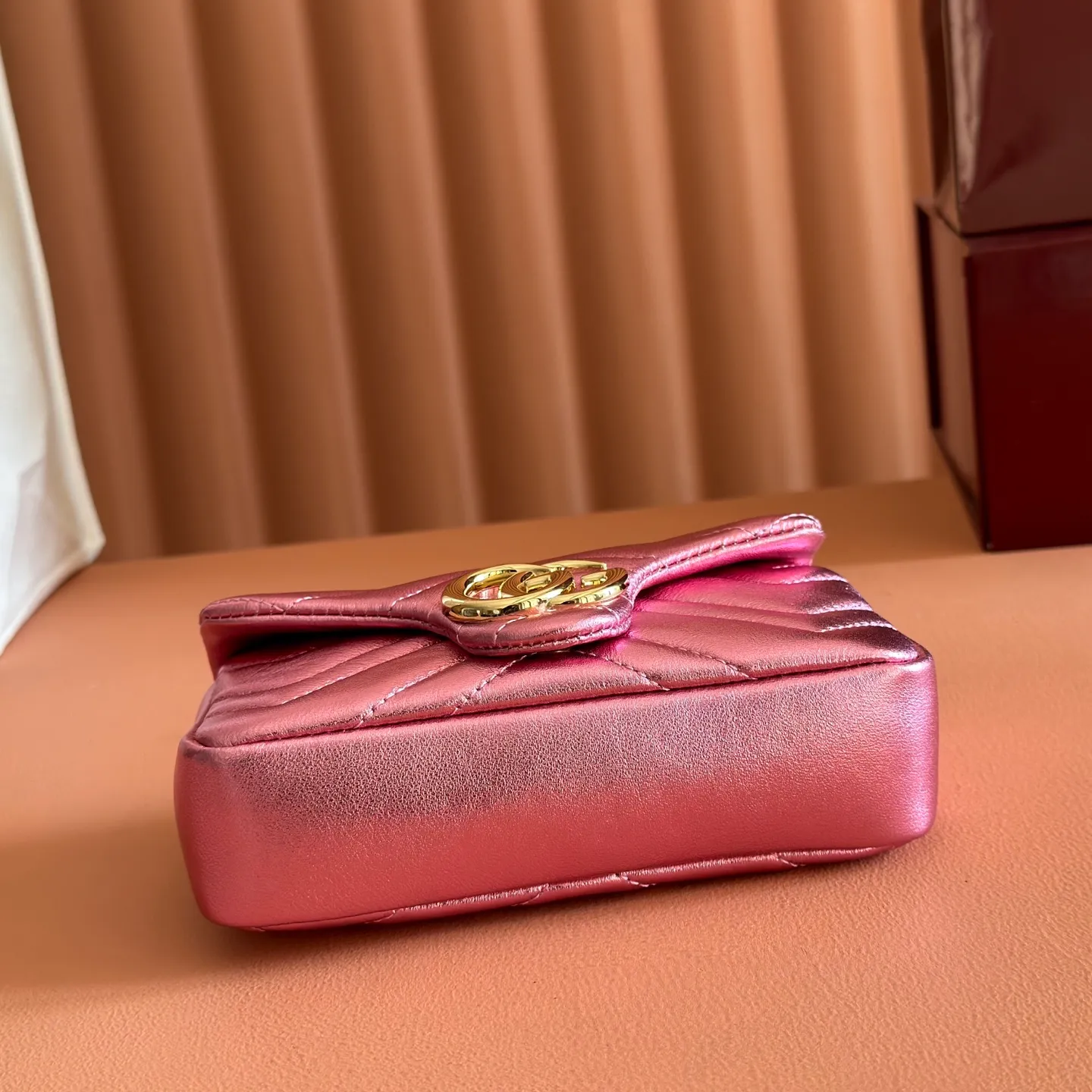 p860💋💋💋【With full set of original counter packaging】The brand’s iconic GG Marmont series is ingeniously integrated with double G-shaped accessories and faceted chain straps, and soft leather is selected to create a soft-lined bag shape. This mini bag is embellished with the brand's archive logo, which debuted in the 1970s. Silver V-shaped Matelassé sheepskin leather Silver-toned hardware Double G Chain shoulder strap (60 cm high) Magnetic snap fastening Weight: approx. 0.35 kg Model number: 841290. Dimensions: 16.5cm (width) x 9.5cm (height) x 4.5cm (depth) Color: pink gold sheepskin/original leather. Made in Italy