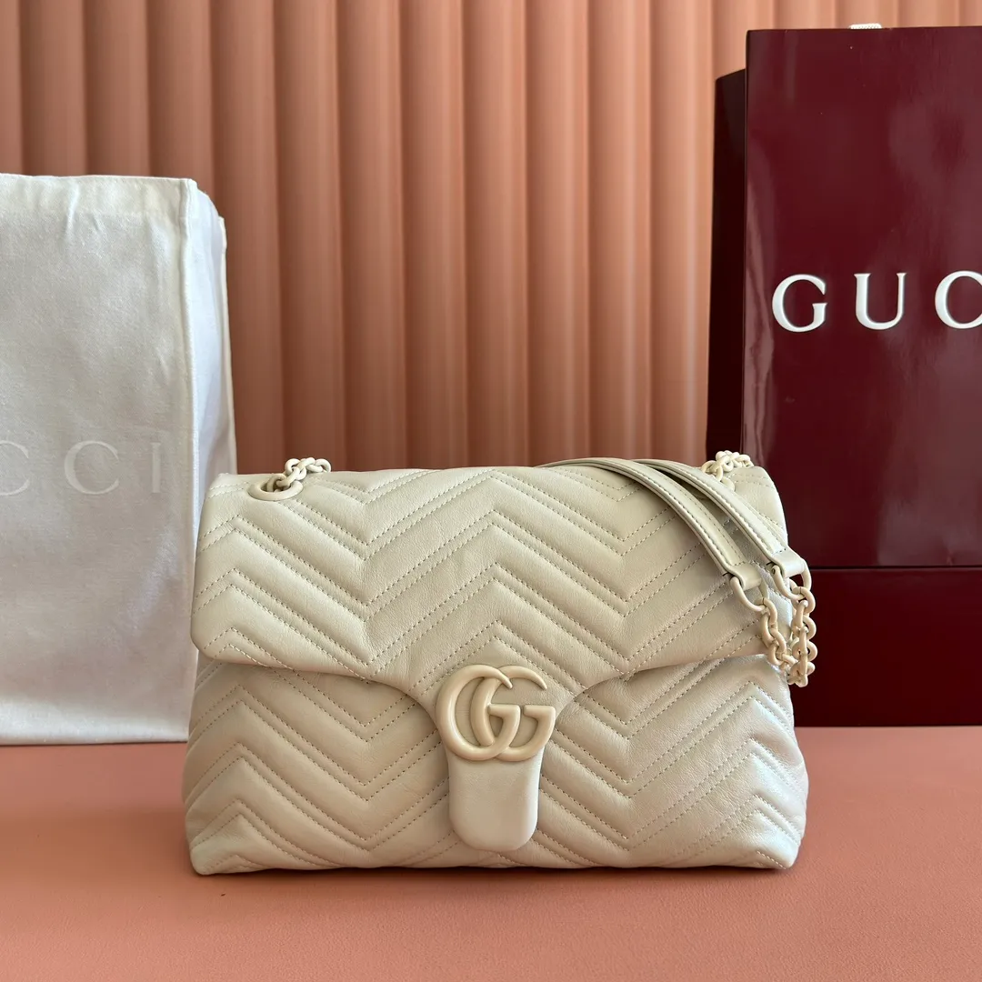 p1640💋💋💋【With full set of original counter packaging】💕2025 autumn and winter series, the brand's iconic GG Marmont series is ingeniously integrated with classic double G elements and faceted chain straps, creating a soft yet stiff silhouette design. This piece is crafted from soft, lightweight quilted V-shaped calfskin leather and features tonal enamel hardware and chain. Black soft lightweight quilted V-shaped calfskin leather. Tonal enamel hardware and chain. Black rayon lining. Double G. Interior: Zip pocket. Exterior: Back pocket. Sliding chain shoulder strap: Height: 28cm – 51cm. Magnetic closure. Ident.: 850676. Dimensions: 31cm (width) x 17cm (height) x 8cm (depth) Weight: approx. 0.5kg Color: white/soft leather. Made in Italy