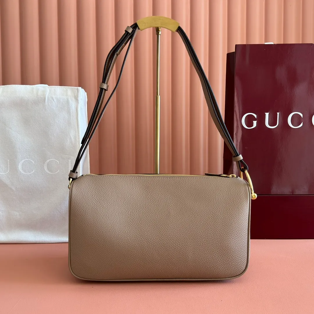 p1220💋💋💋【Original configuration counter full set packaging】Renewedly presents the Gucci Half Horsebit series, reinterpreting one of the brand's most iconic elements in a modern style. The collection cleverly combines relaxed silhouettes with the iconic half-horsebit hardware, which gives rise to its name. Ivory grained soft leather Gold-tone hardware White linen-cotton blend lining Half horsebit closure Interior: One open pocket Adjustable cowhide leather shoulder strap (height: 32cm - 34cm; length: 66cm - 73cm) Zip closure Ident: 860787. Dimensions: 31.5cm (width) x 17cm (height) x 12cm (depth) Weight: approx. 0.7kg