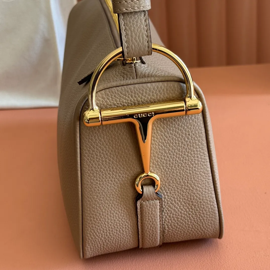 p1220💋💋💋【Original configuration counter full set packaging】Renewedly presents the Gucci Half Horsebit series, reinterpreting one of the brand's most iconic elements in a modern style. The collection cleverly combines relaxed silhouettes with the iconic half-horsebit hardware, which gives rise to its name. Ivory grained soft leather Gold-tone hardware White linen-cotton blend lining Half horsebit closure Interior: One open pocket Adjustable cowhide leather shoulder strap (height: 32cm - 34cm; length: 66cm - 73cm) Zip closure Ident: 860787. Dimensions: 31.5cm (width) x 17cm (height) x 12cm (depth) Weight: approx. 0.7kg