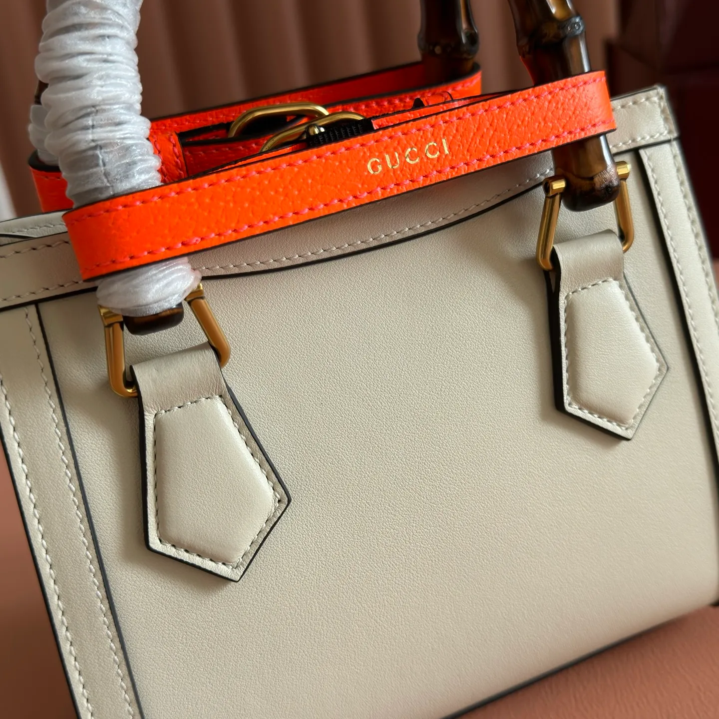 p1320. 💋💋💋[Original leather accessories 🌈Full package at the counter]🔥🔥The mini tote bag combines two recognizable brand elements, bamboo handles and double G accessories. The white leather material contrasts with the two neon buckles, highlighting the smart and elegant temperament. Mini size: 20*16*10cm Model: 655661.