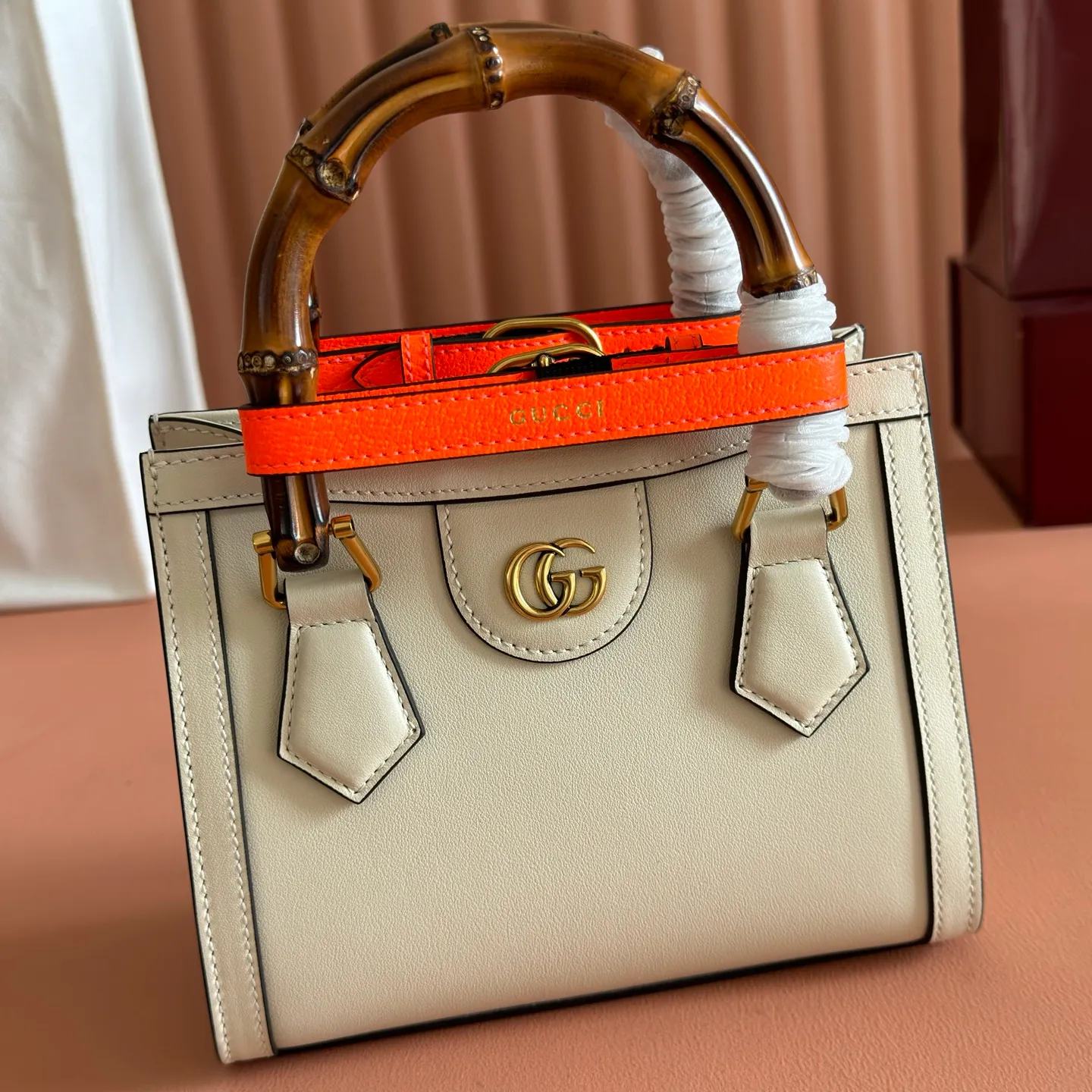 p1320. 💋💋💋[Original leather accessories 🌈Full package at the counter]🔥🔥The mini tote bag combines two recognizable brand elements, bamboo handles and double G accessories. The white leather material contrasts with the two neon buckles, highlighting the smart and elegant temperament. Mini size: 20*16*10cm Model: 655661.