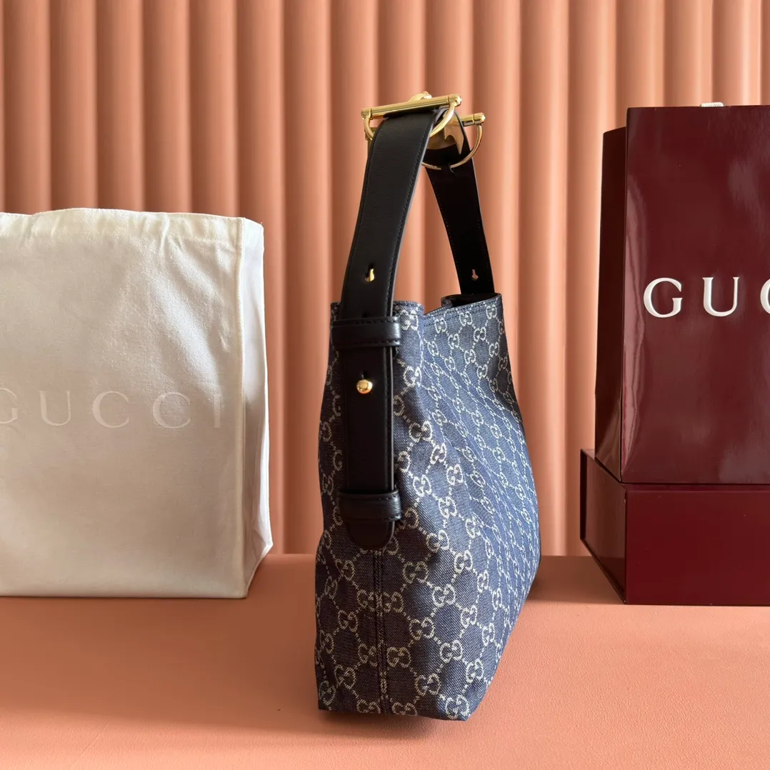 p1240. 💋💋💋 Anti-pattern oil edges [with full set of original counter packaging] 2025 autumn and winter series, Gucci Beatrix series handbags adopt a casual silhouette, and the shoulder straps are decorated with iconic horsebit details to further enhance the fashion sense. Gold-toned accessories add to the sophisticated elegance of the design, and an interior zippered pocket keeps your belongings securely stored. Combining elegance and functionality, it easily accommodates daily essentials. Black soft glossy calfskin. Gold-tone hardware. Black cotton and linen blend lining. Horsebit detail on shoulder strap. Interior: Zip pocket. Shoulder strap: 21 cm high; 85 cm long. Ident: 850926. Dimensions: 35cm (width) x 27.5cm (height) x 11cm (depth) Weight: approx. 0.7kg Colour: blue cloth Made in Italy