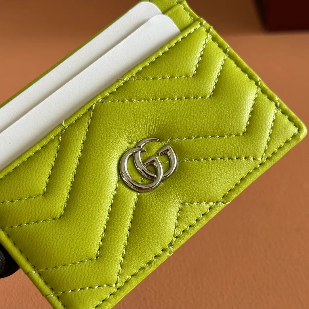 p280💋💋💋"With full set of original counter packaging" This GG Marmont series card holder is crafted from light blue V-shaped Matelassé cow leather. The bag has a crisp shape and is equipped with the iconic Double G accessories in silver tones. Light blue V-shaped Matelassé cow leather, silver-toned hardware, Double G, 4 card compartments, 1 open pocket. Model number: 443127. Dimensions: 10cm (width) x 7cm (height) Weight: approx. 65g