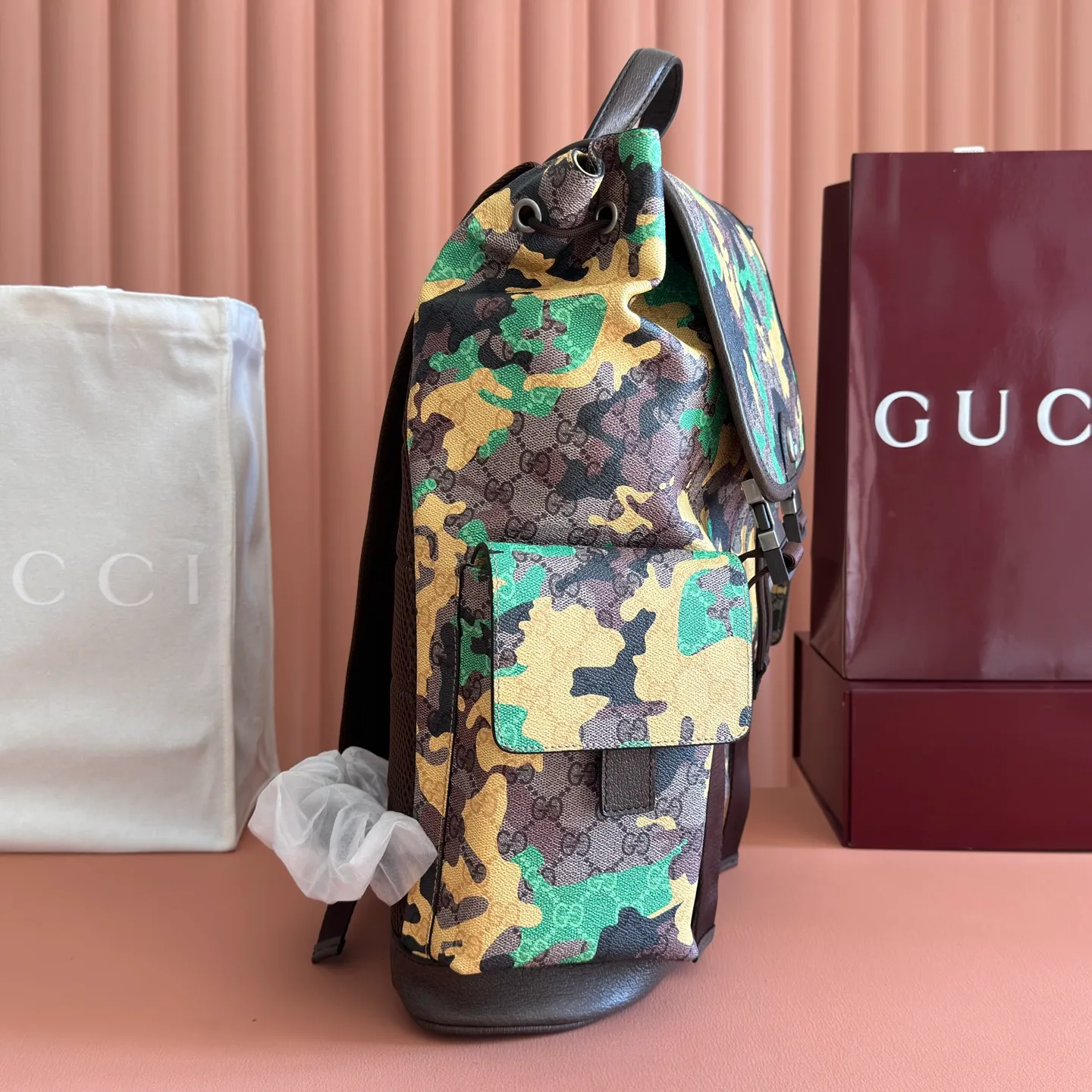 p1320. 💋💋💋【With full set of original counter packaging】💕Vivid camouflage combined with unique color matching, a new interpretation of the classic GG pattern. This large backpack is made of coated fabric with a marbled GG monogram pattern and is crafted with Double G details. Green and yellow camouflage marbled GG coated fabric Brown leather trim Palladium tone hardware Unique cotton and linen lining Double G Padded mesh at back Canvas shoulder strap Interior: 1 padded laptop compartment Exterior: 2 flap side pockets Handle height: 8.5 cm Flap closure Ident No.: 839110. Dimensions: 35cm (width) x 46cm (height) x 12cm (depth) Weight: approx. 1.4kg Color: brown/yellow camouflage pvc. Made in Italy