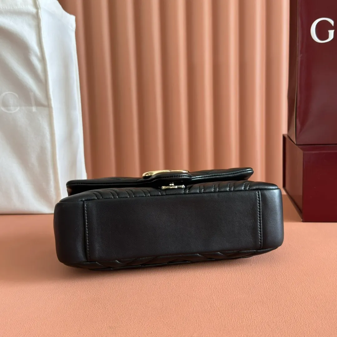 p1260. 💋💋💋【Full set of packaging at the counter】The brand's iconic GG Marmont series is ingeniously integrated with double G-shaped accessories and faceted chain straps, and soft leather is selected to create a soft-lined bag shape. Simple and neat back pockets make medium and large bags more practical. Black V-shaped Matelassé sheepskin Light gold-tone hardware Gucci ankara red viscose lining Double G Interior: One zipped pocket External: One open pocket Sliding chain strap that can be used as a shoulder strap (56 cm high) Spring-buckle flap Ident: 837267. Dimensions: 26cm (width) x 15cm (height) x 7cm (depth) Weight: approximately 0.65kg Color: black full leather/original leather. Made in Italy