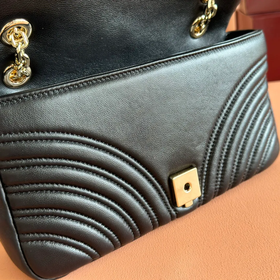 p1260. 💋💋💋【Full set of packaging at the counter】The brand's iconic GG Marmont series is ingeniously integrated with double G-shaped accessories and faceted chain straps, and soft leather is selected to create a soft-lined bag shape. Simple and neat back pockets make medium and large bags more practical. Black V-shaped Matelassé sheepskin Light gold-tone hardware Gucci ankara red viscose lining Double G Interior: One zipped pocket External: One open pocket Sliding chain strap that can be used as a shoulder strap (56 cm high) Spring-buckle flap Ident: 837267. Dimensions: 26cm (width) x 15cm (height) x 7cm (depth) Weight: approximately 0.65kg Color: black full leather/original leather. Made in Italy