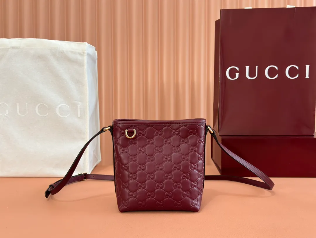💋💋💋【New Product】GG Emblem series slim bucket bag, original leather, model: 847090. Combination short video