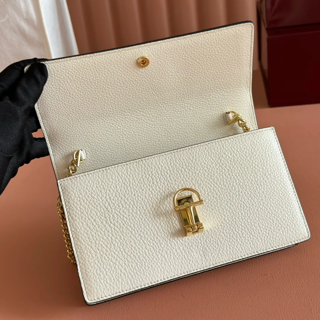 p720💋💋💋"With full set of original counter packaging" [New product] This Gucci Softbit series shoulder bag is ingeniously integrated with the brand's classic equestrian style accessories in the shape of a large half-horse bit. Black grained cow leather. Light gold-tone hardware. Black microfiber lining. Half horsebit buckle. Ident.: 837373. Dimensions: 20x13x6cm.