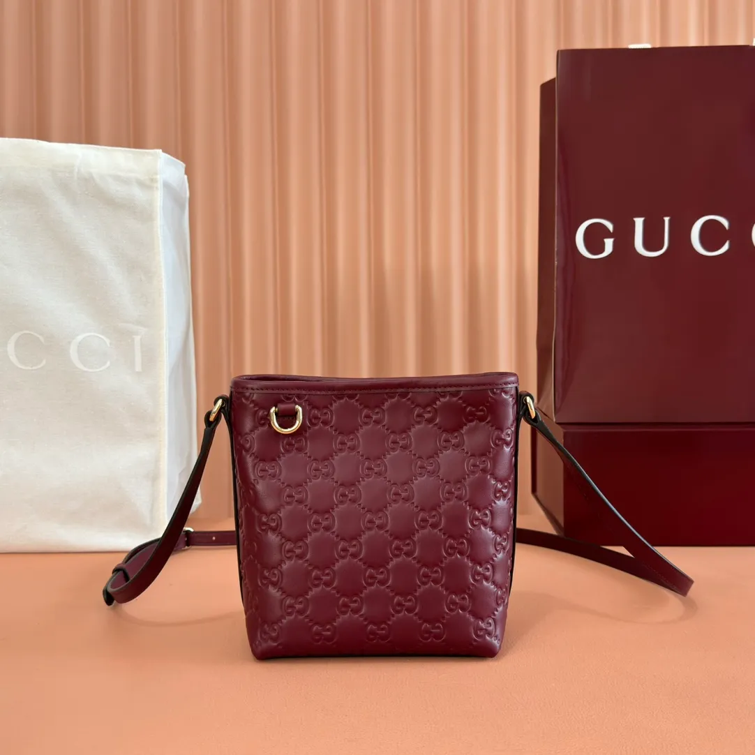 p960. 💋💋💋 Comes with a full set of original counter packaging [New product] 2025 autumn and winter series, this mini bucket bag reinterprets brand elements with practical design, adding a masterpiece to the new GG Emblem series. This mini bucket bag has a simple and compact silhouette with exquisite details. It is designed with a long shoulder strap and is comfortable to carry, making it a versatile item suitable for day and night occasions. New GG monogram coated fabric in beige and dark brown Black leather piping Gold-toned hardware Red and green webbing cotton lining Adjustable leather shoulder strap Height: 52-58 cm Model number: 847090. Dimensions: 15cm (bottom width) x 18cm (top width) x 18cm (height) x 8cm (depth) Weight: approx. 0.211kg Color: Pink/PVC. Made in Italy