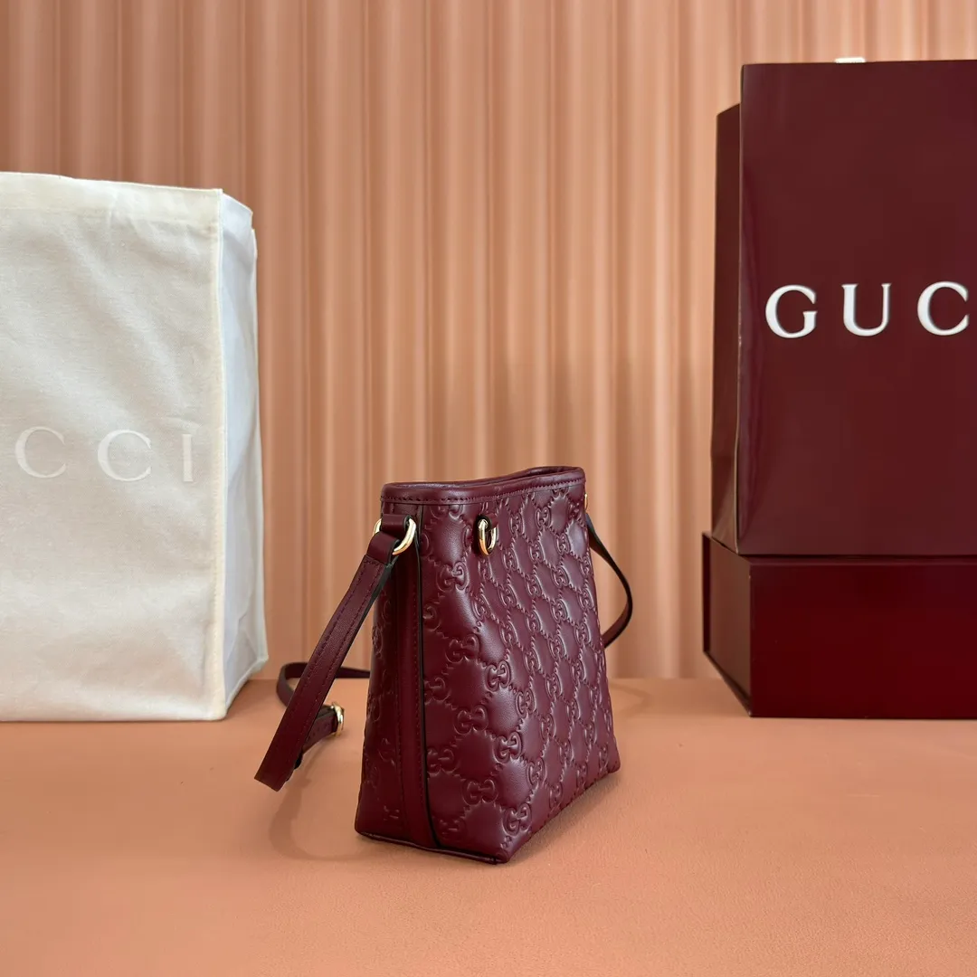 p960. 💋💋💋 Comes with a full set of original counter packaging [New product] 2025 autumn and winter series, this mini bucket bag reinterprets brand elements with practical design, adding a masterpiece to the new GG Emblem series. This mini bucket bag has a simple and compact silhouette with exquisite details. It is designed with a long shoulder strap and is comfortable to carry, making it a versatile item suitable for day and night occasions. New GG monogram coated fabric in beige and dark brown Black leather piping Gold-toned hardware Red and green webbing cotton lining Adjustable leather shoulder strap Height: 52-58 cm Model number: 847090. Dimensions: 15cm (bottom width) x 18cm (top width) x 18cm (height) x 8cm (depth) Weight: approx. 0.211kg Color: Pink/PVC. Made in Italy