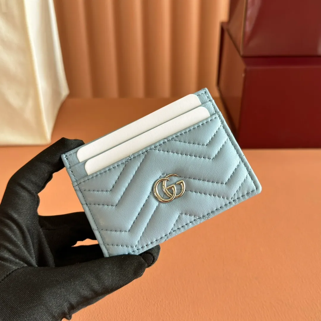 p280💋💋💋"With full set of original counter packaging" This GG Marmont series card holder is crafted from light blue V-shaped Matelassé cow leather. The bag has a crisp shape and is equipped with the iconic Double G accessories in silver tones. Light blue V-shaped Matelassé cow leather, silver-toned hardware, Double G, 4 card compartments, 1 open pocket. Model number: 443127. Dimensions: 10cm (width) x 7cm (height) Weight: approx. 65g