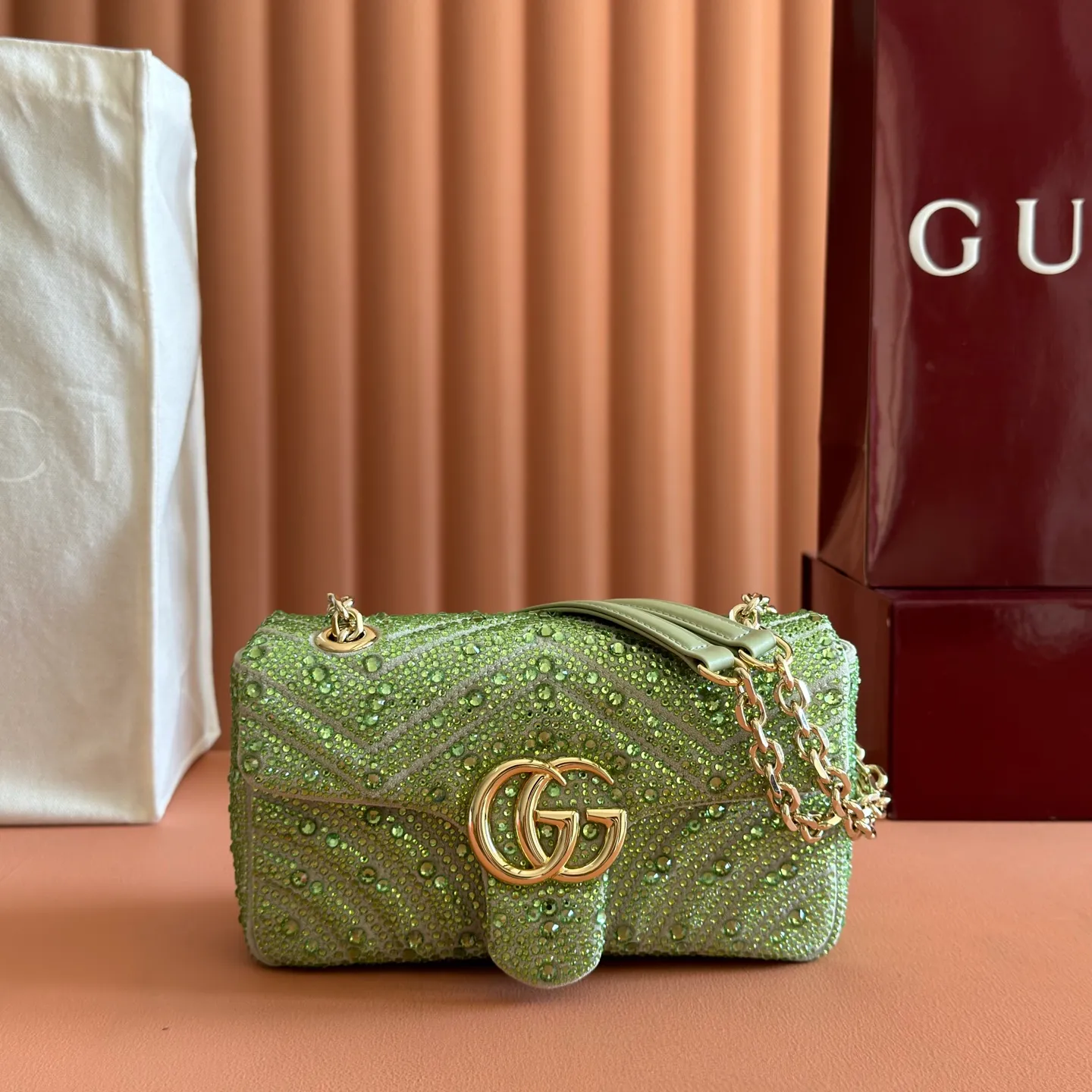 p1300💋💋💋【Original configuration and full counter packaging】The brand's iconic GG Marmont series is ingeniously integrated with classic double G elements and light gold tone faceted chain straps to create a fashionable handbag design. This shoulder bag is made of light green nubuck leather and is carefully embellished with crystals for an elegant look. Light green quilted V-shaped nubuck with crystals Light gold-tone hardware Green viscose lining Double G Interior: 1 open pocket Sliding chain strap that can be used as a shoulder strap (55 cm high) Snap-lock flap Ident.: 837280. Dimensions: 22cm (W) x 12.5cm (H) x 6cm (D) Weight: approx. 0.55kg Color: Green/Crystal. Made in Italy