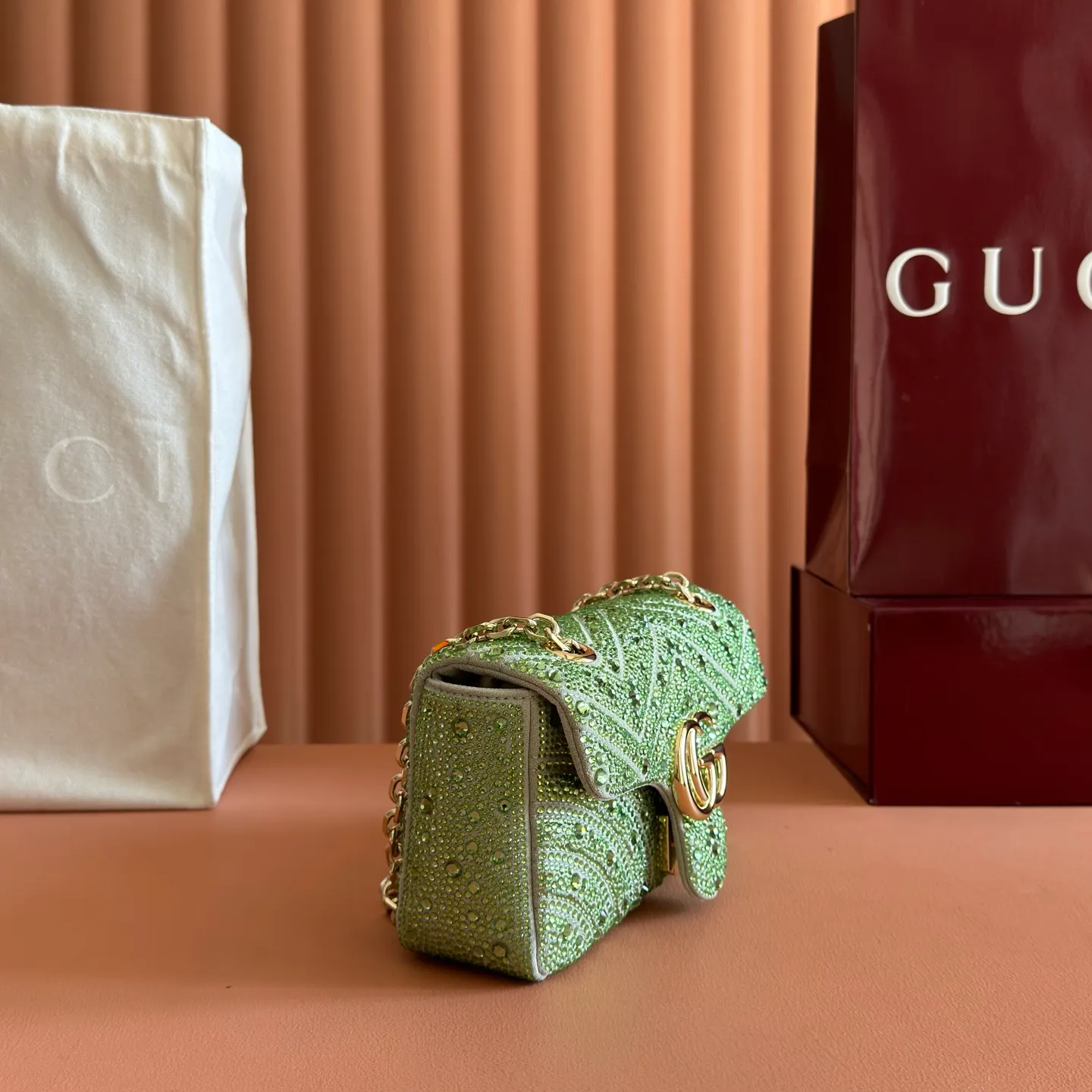p1300💋💋💋【Original configuration and full counter packaging】The brand's iconic GG Marmont series is ingeniously integrated with classic double G elements and light gold tone faceted chain straps to create a fashionable handbag design. This shoulder bag is made of light green nubuck leather and is carefully embellished with crystals for an elegant look. Light green quilted V-shaped nubuck with crystals Light gold-tone hardware Green viscose lining Double G Interior: 1 open pocket Sliding chain strap that can be used as a shoulder strap (55 cm high) Snap-lock flap Ident.: 837280. Dimensions: 22cm (W) x 12.5cm (H) x 6cm (D) Weight: approx. 0.55kg Color: Green/Crystal. Made in Italy