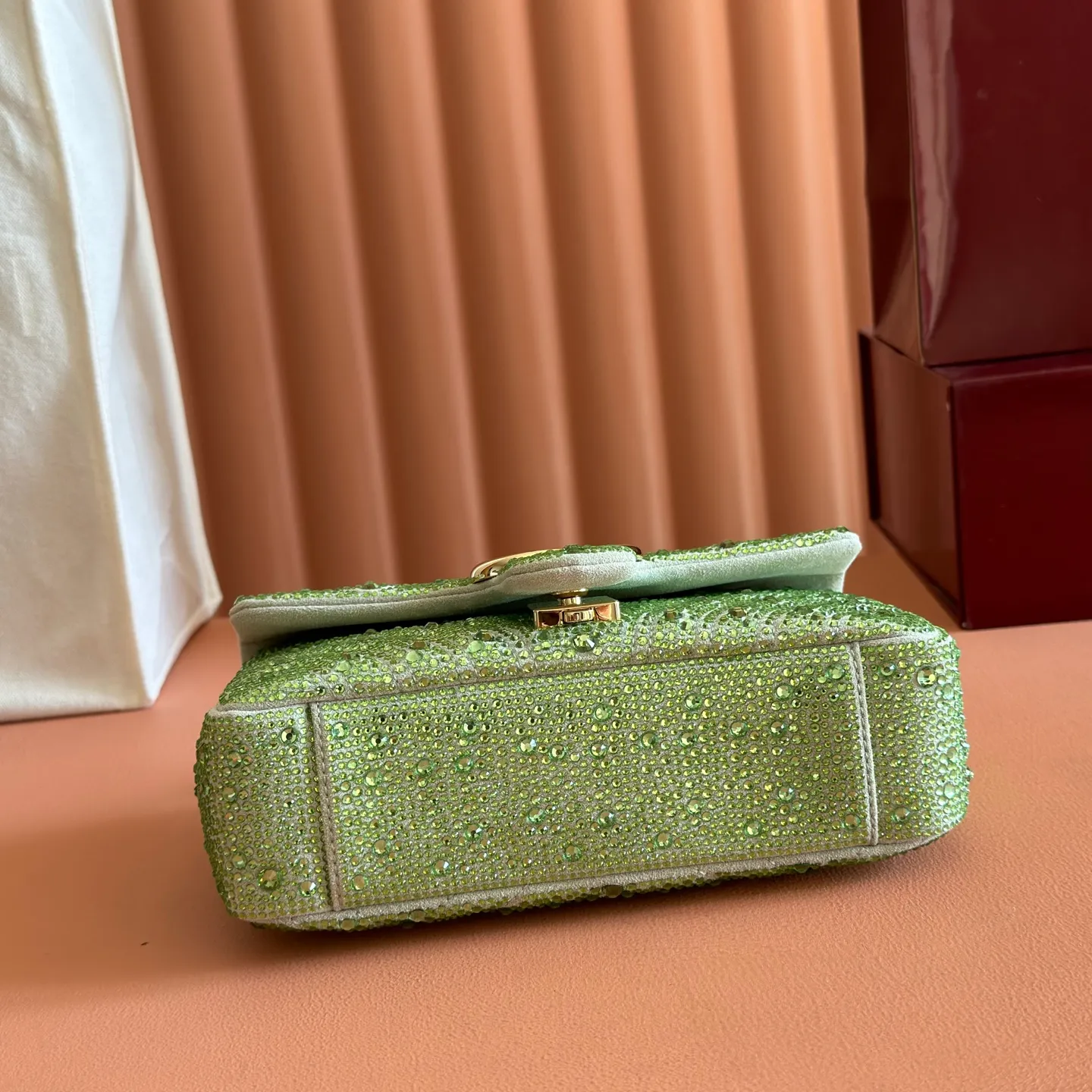 p1300💋💋💋【Original configuration and full counter packaging】The brand's iconic GG Marmont series is ingeniously integrated with classic double G elements and light gold tone faceted chain straps to create a fashionable handbag design. This shoulder bag is made of light green nubuck leather and is carefully embellished with crystals for an elegant look. Light green quilted V-shaped nubuck with crystals Light gold-tone hardware Green viscose lining Double G Interior: 1 open pocket Sliding chain strap that can be used as a shoulder strap (55 cm high) Snap-lock flap Ident.: 837280. Dimensions: 22cm (W) x 12.5cm (H) x 6cm (D) Weight: approx. 0.55kg Color: Green/Crystal. Made in Italy
