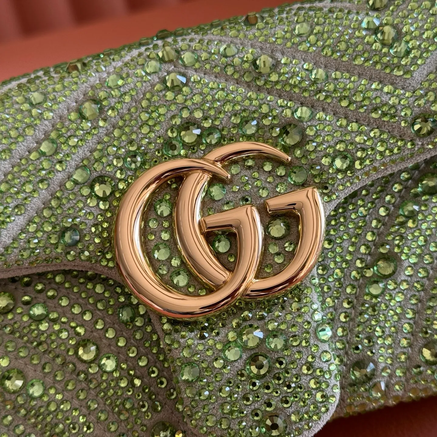 p1300💋💋💋【Original configuration and full counter packaging】The brand's iconic GG Marmont series is ingeniously integrated with classic double G elements and light gold tone faceted chain straps to create a fashionable handbag design. This shoulder bag is made of light green nubuck leather and is carefully embellished with crystals for an elegant look. Light green quilted V-shaped nubuck with crystals Light gold-tone hardware Green viscose lining Double G Interior: 1 open pocket Sliding chain strap that can be used as a shoulder strap (55 cm high) Snap-lock flap Ident.: 837280. Dimensions: 22cm (W) x 12.5cm (H) x 6cm (D) Weight: approx. 0.55kg Color: Green/Crystal. Made in Italy