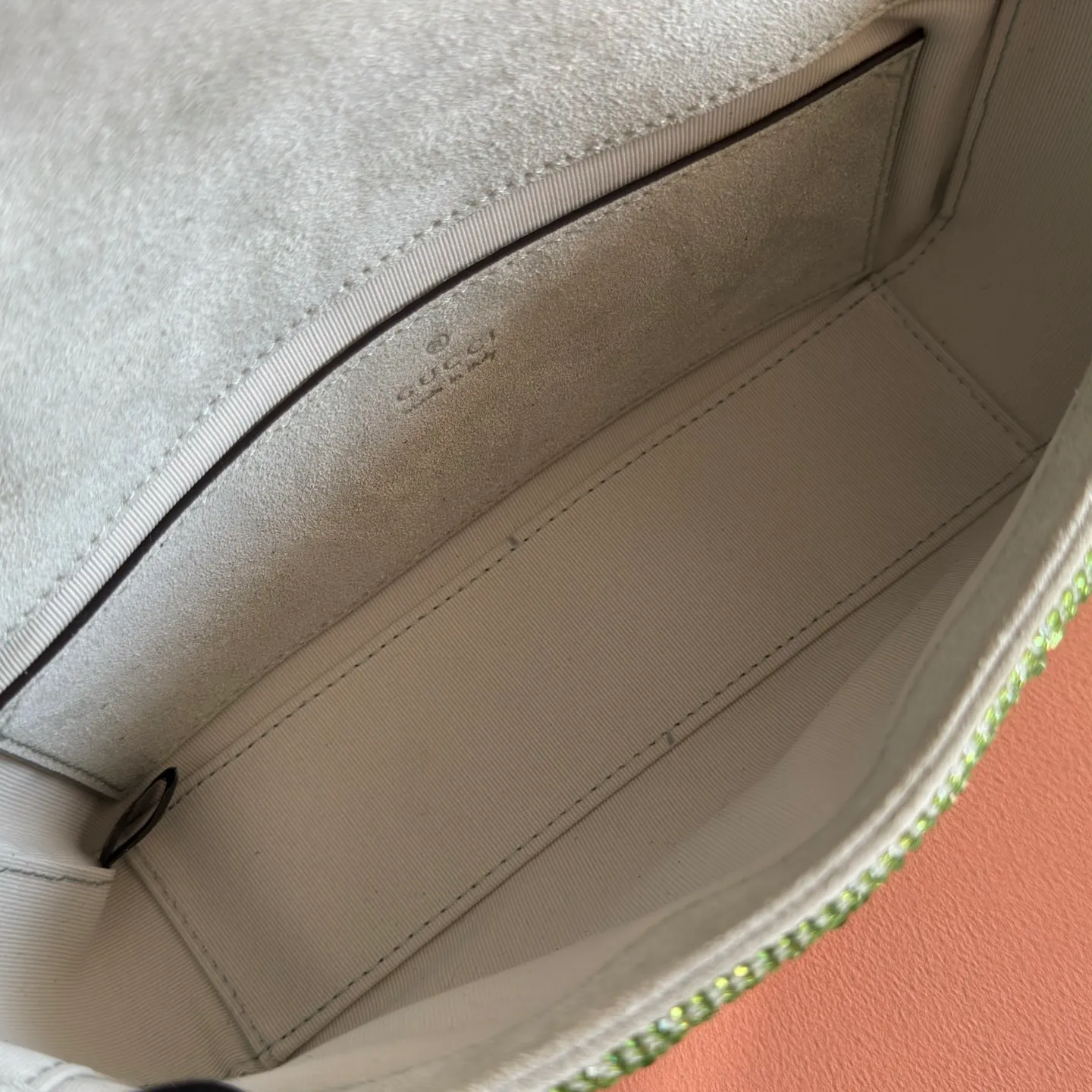 p1300💋💋💋【Original configuration and full counter packaging】The brand's iconic GG Marmont series is ingeniously integrated with classic double G elements and light gold tone faceted chain straps to create a fashionable handbag design. This shoulder bag is made of light green nubuck leather and is carefully embellished with crystals for an elegant look. Light green quilted V-shaped nubuck with crystals Light gold-tone hardware Green viscose lining Double G Interior: 1 open pocket Sliding chain strap that can be used as a shoulder strap (55 cm high) Snap-lock flap Ident.: 837280. Dimensions: 22cm (W) x 12.5cm (H) x 6cm (D) Weight: approx. 0.55kg Color: Green/Crystal. Made in Italy