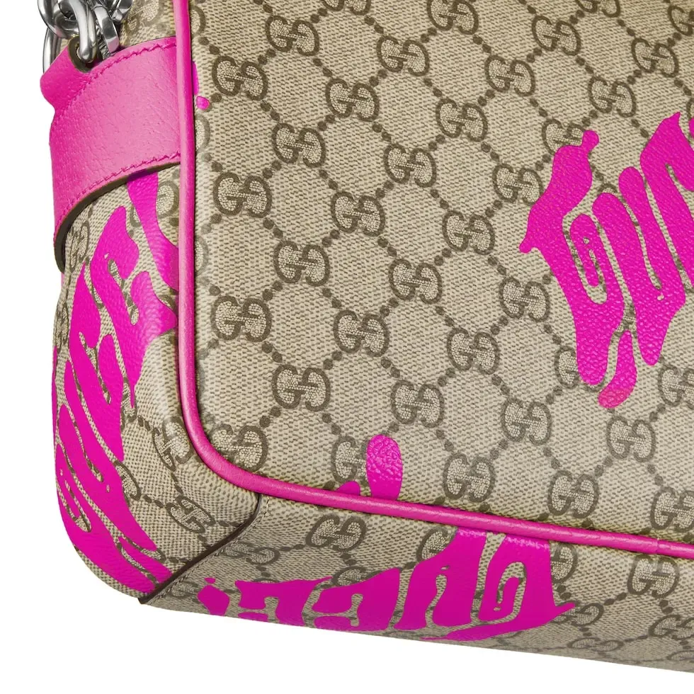 🔥In the 4050 early autumn series, Chinese artist Currynew reinterprets the brand logo, adding color to men's ready-to-wear, leather goods and accessories. This cross-body bag is crafted from coated fabric with the classic GG monogram pattern, cleverly integrated with Gucci prints and contrasting leather piping, making the entire design fuller. Beige and dark brown coated fabric with classic GG monogram pattern Bright pink leather trim Gucci print Currynew workmanship Cotton and linen blend lining Interior: 1 zip pocket Holds iPhone Plus, bi-fold wallet or card holder, and Airpods Removable canvas and leather shoulder strap (55cm high) Zip closure Ident No.: 839380. Dimensions: 27 cm (width) x 18 cm (height) x 7.5 cm (depth) Weight: about 0.61 kg Color: Purple silk screen/original leather.  Made in Italy