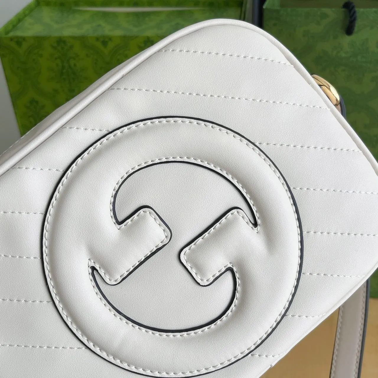 Actual shot 💰260 𝐆𝐮𝐜𝐜𝐢 𝐁𝐥𝐨𝐧𝐝𝐢𝐞Camera bag Model: 742360 first-layer cowhide Size: 21*15.5*5.5cm The new upgraded style is more attractive! The capacity is adequate ~ the shoulder straps are adjustable