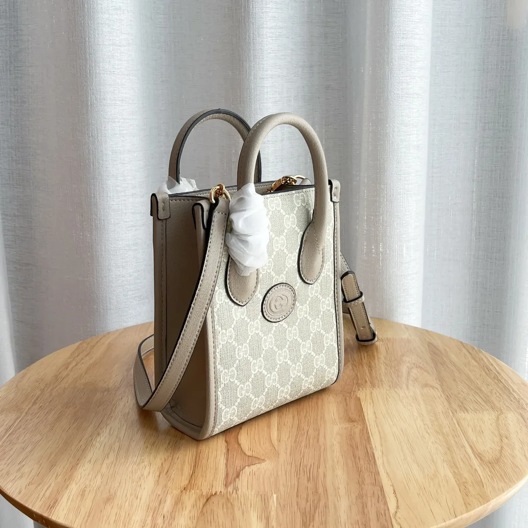 Actual shot #💰220 Model: 671623 Size: 16×20×7cm 𝙂𝙪𝙘𝙘𝙞 𝙍𝙚𝙩𝙧𝙤 Mini Tote Bag Shoulder Strap 🉑️ Adjustment Since the advent of Retro mini tote, the interlocking double G-straight has been one of the iconic elements of the brand. Familiar brand symbols combined with leather details make this tote a centerpiece. The classic double G letter intertwined canvas material makes the entire design exude strong brand connotation.