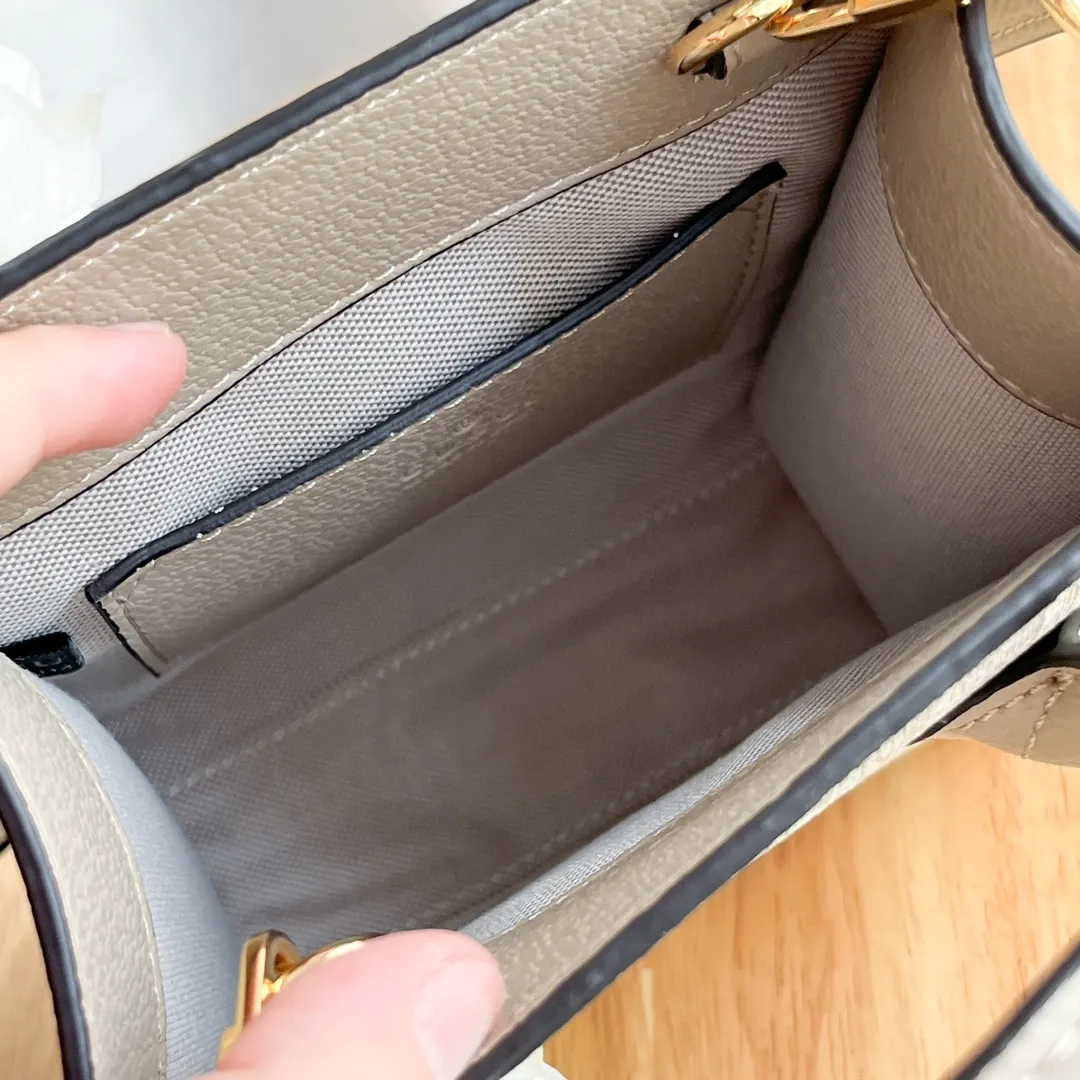 Actual shot #💰220 Model: 671623 Size: 16×20×7cm 𝙂𝙪𝙘𝙘𝙞 𝙍𝙚𝙩𝙧𝙤 Mini Tote Bag Shoulder Strap 🉑️ Adjustment Since the advent of Retro mini tote, the interlocking double G-straight has been one of the iconic elements of the brand. Familiar brand symbols combined with leather details make this tote a centerpiece. The classic double G letter intertwined canvas material makes the entire design exude strong brand connotation.