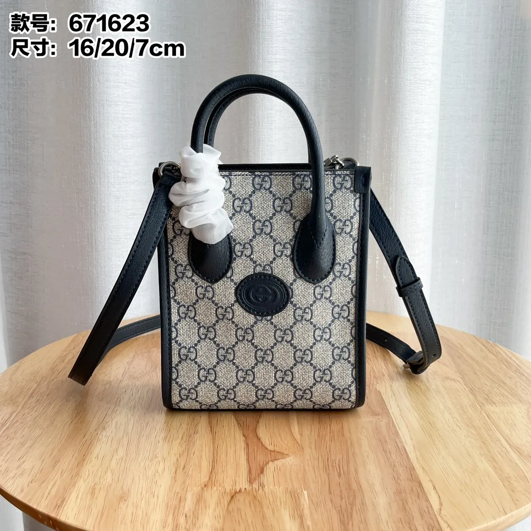 Actual shot #💰240 Model: 671623 Size: 16×20×7cm 𝙂𝙪𝙘𝙘𝙞 𝙍𝙚𝙩𝙧𝙤 Mini Tote Bag Shoulder Strap 🉑️ Adjustment Since the advent of Retro mini tote, the interlocking double G-straight has been one of the iconic elements of the brand. Familiar brand symbols combined with leather details make this tote a centerpiece. The classic double G letter intertwined canvas material makes the entire design exude strong brand connotation.