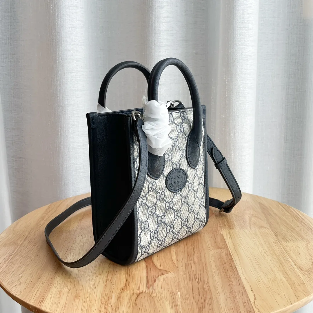 Actual shot #💰240 Model: 671623 Size: 16×20×7cm 𝙂𝙪𝙘𝙘𝙞 𝙍𝙚𝙩𝙧𝙤 Mini Tote Bag Shoulder Strap 🉑️ Adjustment Since the advent of Retro mini tote, the interlocking double G-straight has been one of the iconic elements of the brand. Familiar brand symbols combined with leather details make this tote a centerpiece. The classic double G letter intertwined canvas material makes the entire design exude strong brand connotation.
