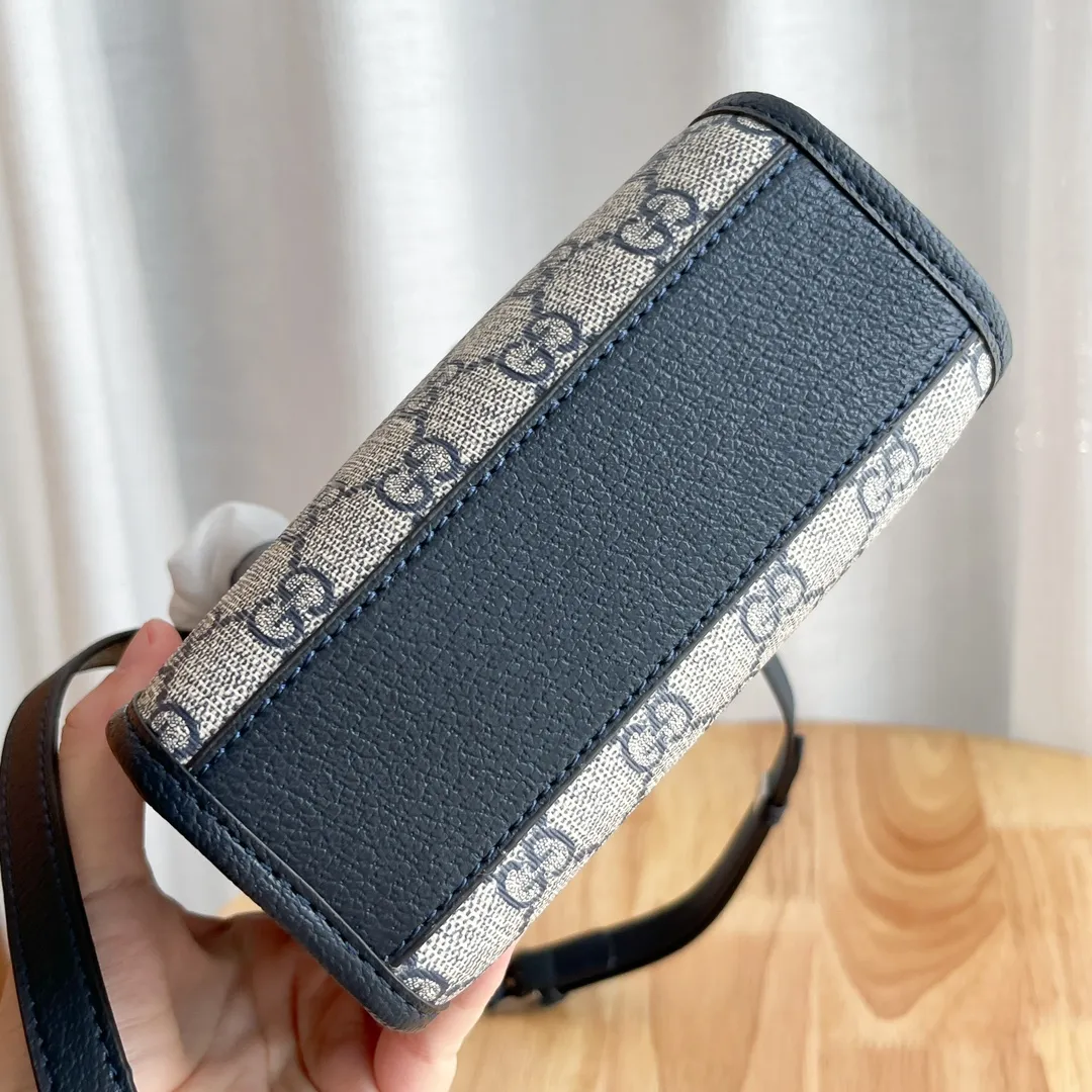 Actual shot #💰240 Model: 671623 Size: 16×20×7cm 𝙂𝙪𝙘𝙘𝙞 𝙍𝙚𝙩𝙧𝙤 Mini Tote Bag Shoulder Strap 🉑️ Adjustment Since the advent of Retro mini tote, the interlocking double G-straight has been one of the iconic elements of the brand. Familiar brand symbols combined with leather details make this tote a centerpiece. The classic double G letter intertwined canvas material makes the entire design exude strong brand connotation.