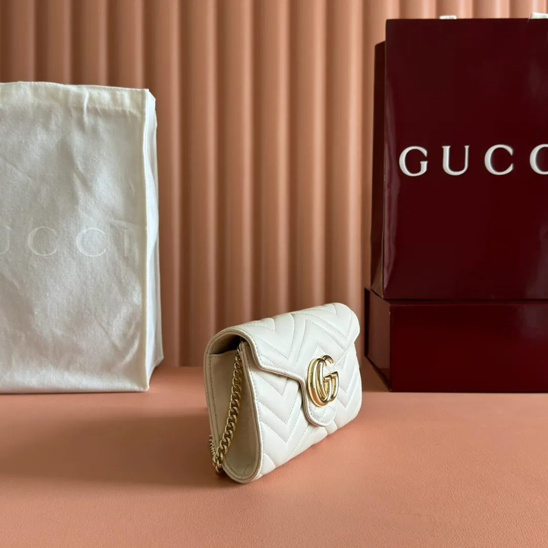 p760. 💋💋💋"With full set of original counter packaging" [New product] This GG Marmont series chain wallet is crafted with Matelassé cow leather. The series' iconic double G accessories make the entire design fuller. Black quilted V-shaped calfskin Leather Light gold-tone hardware Black taffeta lining Double G Interior: six card compartments, one zip pocket and one flap pocket Chain shoulder strap (60 cm high) Press-button closure Ident.: 837745. Dimensions: 20cm (width) x 12cm (height) x 4cm (depth) Weight: approx. 357g