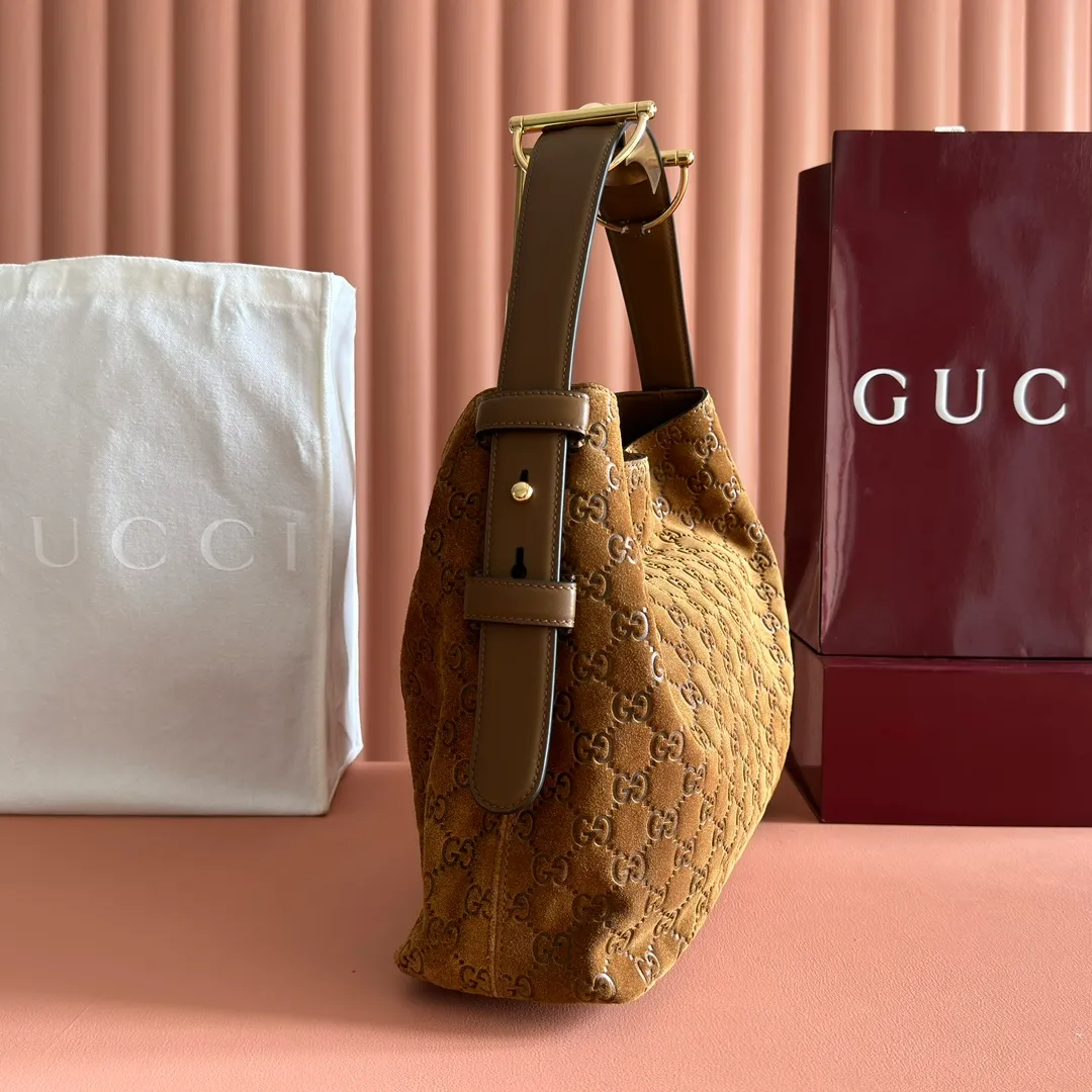 p1400. 💋💋💋 Anti-pattern oil edges [with full set of original counter packaging] 2025 autumn and winter series, Gucci Beatrix series handbags adopt a casual silhouette, and the shoulder straps are decorated with iconic horsebit details to further enhance the fashion sense. Gold-toned accessories add to the sophisticated elegance of the design, and an interior zippered pocket keeps your belongings securely stored. Combining elegance and functionality, it easily accommodates daily essentials. Black soft glossy calfskin. Gold-tone hardware. Black cotton and linen blend lining. Horsebit detail on shoulder strap. Interior: Zip pocket. Shoulder strap: 21 cm high; 85 cm long. Ident: 850926. Dimensions: 35cm (width) x 27.5cm (height) x 11cm (depth) Weight: approx. 0.7kg Color: nubuck full leather. Made in Italy