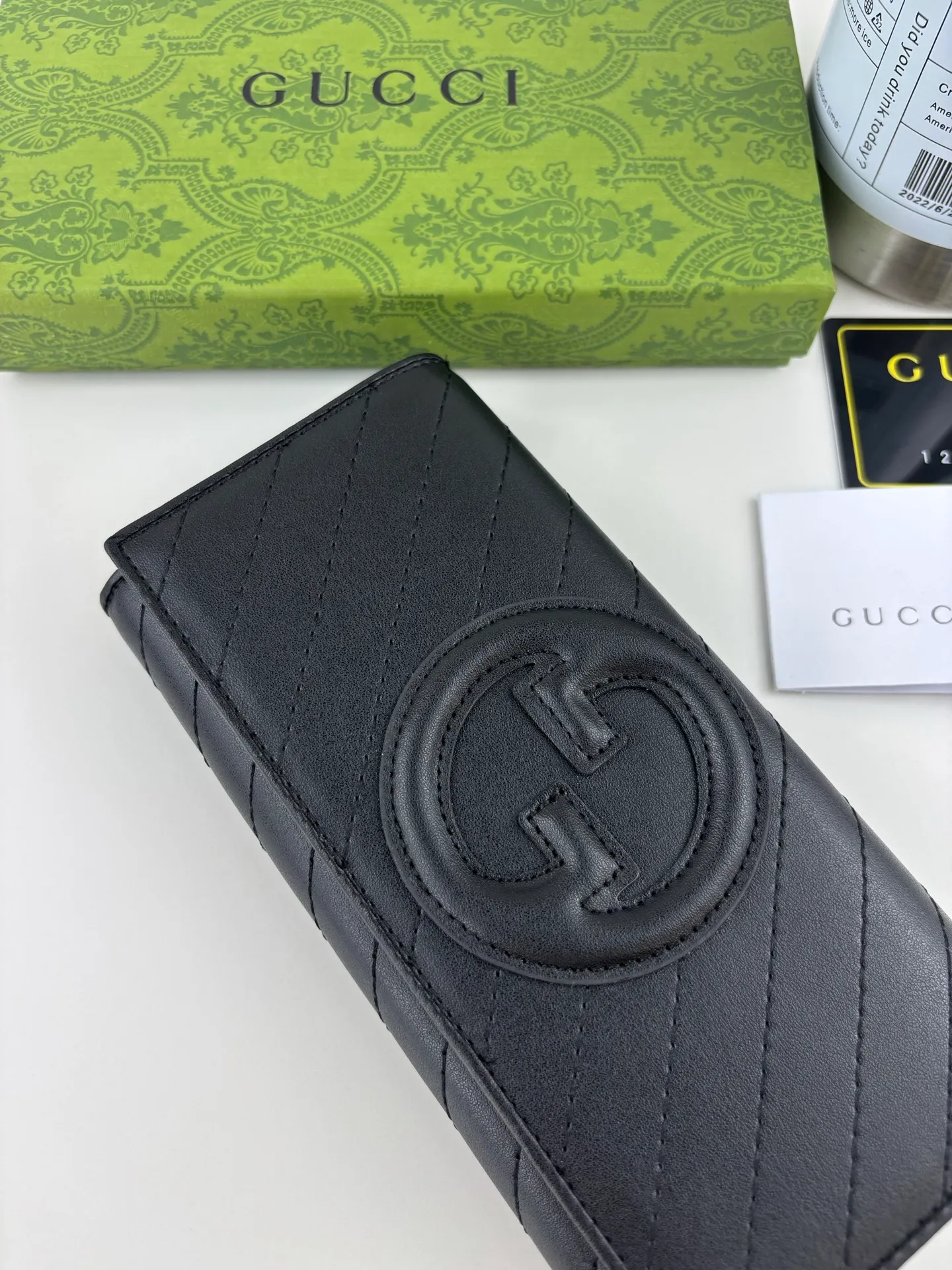 💰180 GUCCl Blondie series uses one of the brand's bold patterns and a leather design of the same color, exuding a subtle and restrained atmosphere. This series of ingenuity incorporates round geometric interlocking G's, fully displaying Gucci's modern aesthetic design. Style No.: 760302 Size: 19.5cm x 11cm x 3cm Color: Black