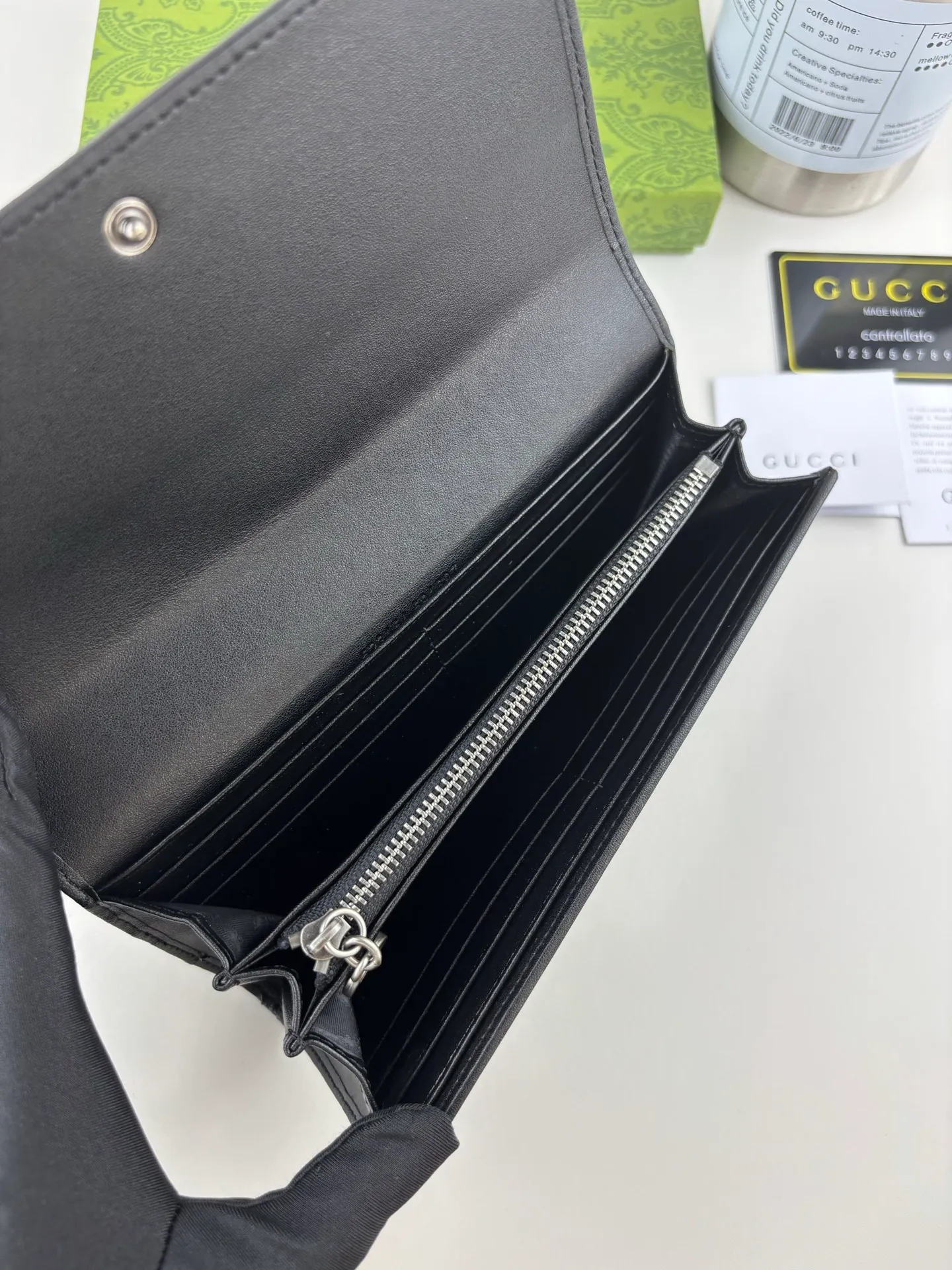 💰180 GUCCl Blondie series uses one of the brand's bold patterns and a leather design of the same color, exuding a subtle and restrained atmosphere. This series of ingenuity incorporates round geometric interlocking G's, fully displaying Gucci's modern aesthetic design. Style No.: 760302 Size: 19.5cm x 11cm x 3cm Color: Black