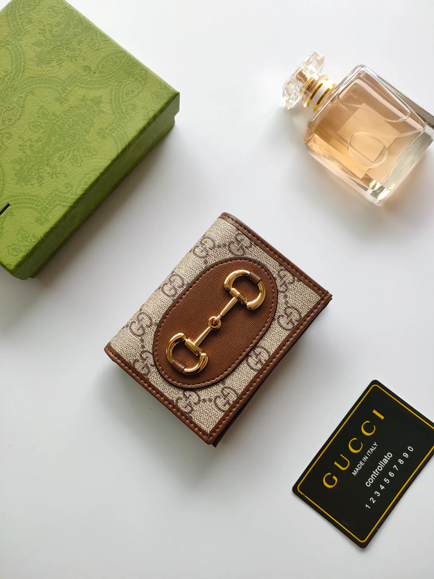 💰140💰🇭🇺 In the 2020 spring and summer series🐡🐡newly launched Gucci is made of GG Supreme high-end artificial canvas and brown leather 🐡🐡1955 Horsebit Card Holder This series adopts the same double ring and long strip design as the handbag 🐡🐡This detail is inspired by the brand’s equestrian origins 🐡🐡It is one of Gucci’s classic heritage🐡🐡It is also one of the brand’s most representative symbolic elements🐡🐡Model: 621887, size: width 11x height 8.5x side width 3cm
