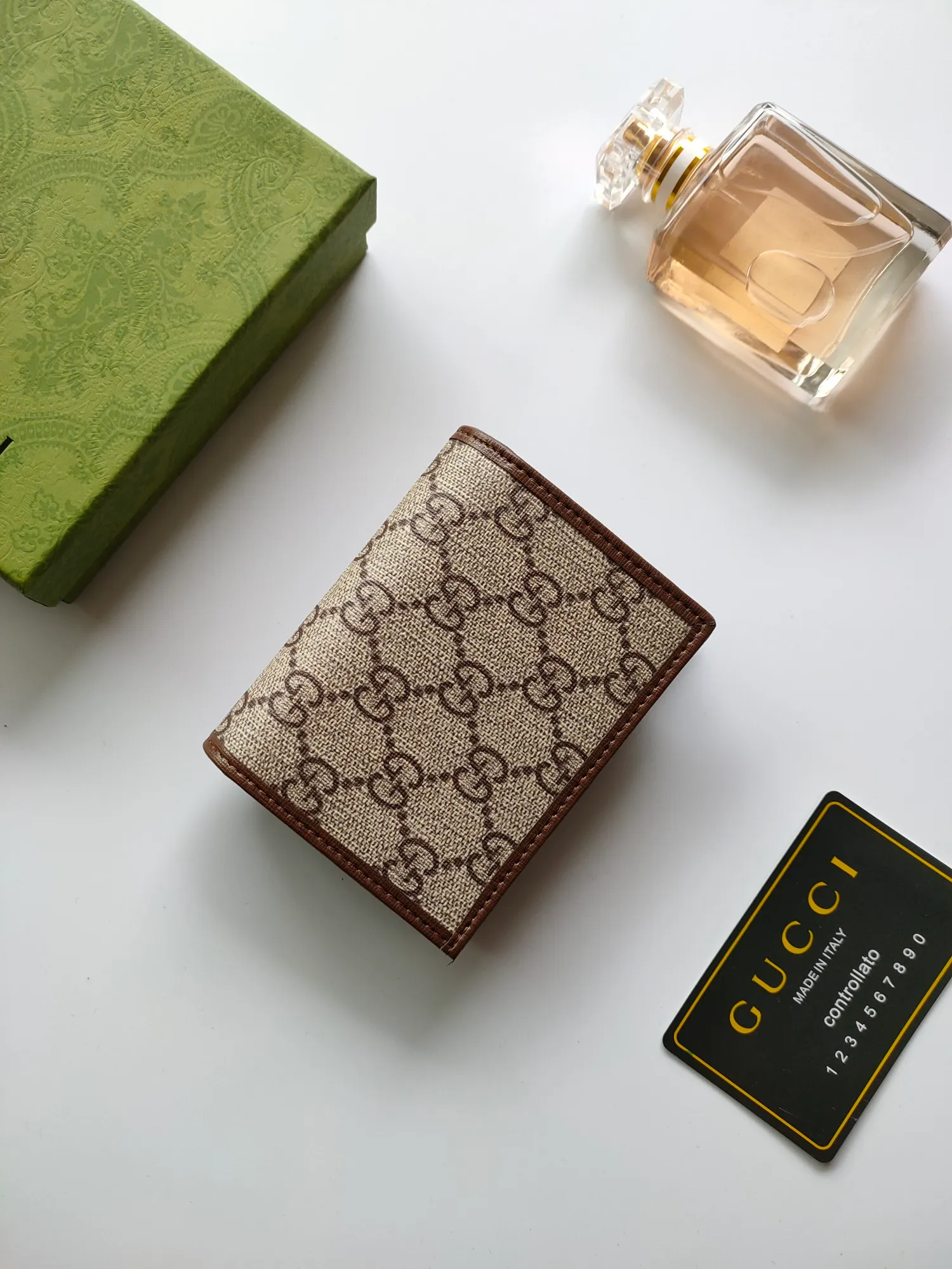💰140💰🇭🇺 In the 2020 spring and summer series🐡🐡newly launched Gucci is made of GG Supreme high-end artificial canvas and brown leather 🐡🐡1955 Horsebit Card Holder This series adopts the same double ring and long strip design as the handbag 🐡🐡This detail is inspired by the brand’s equestrian origins 🐡🐡It is one of Gucci’s classic heritage🐡🐡It is also one of the brand’s most representative symbolic elements🐡🐡Model: 621887, size: width 11x height 8.5x side width 3cm