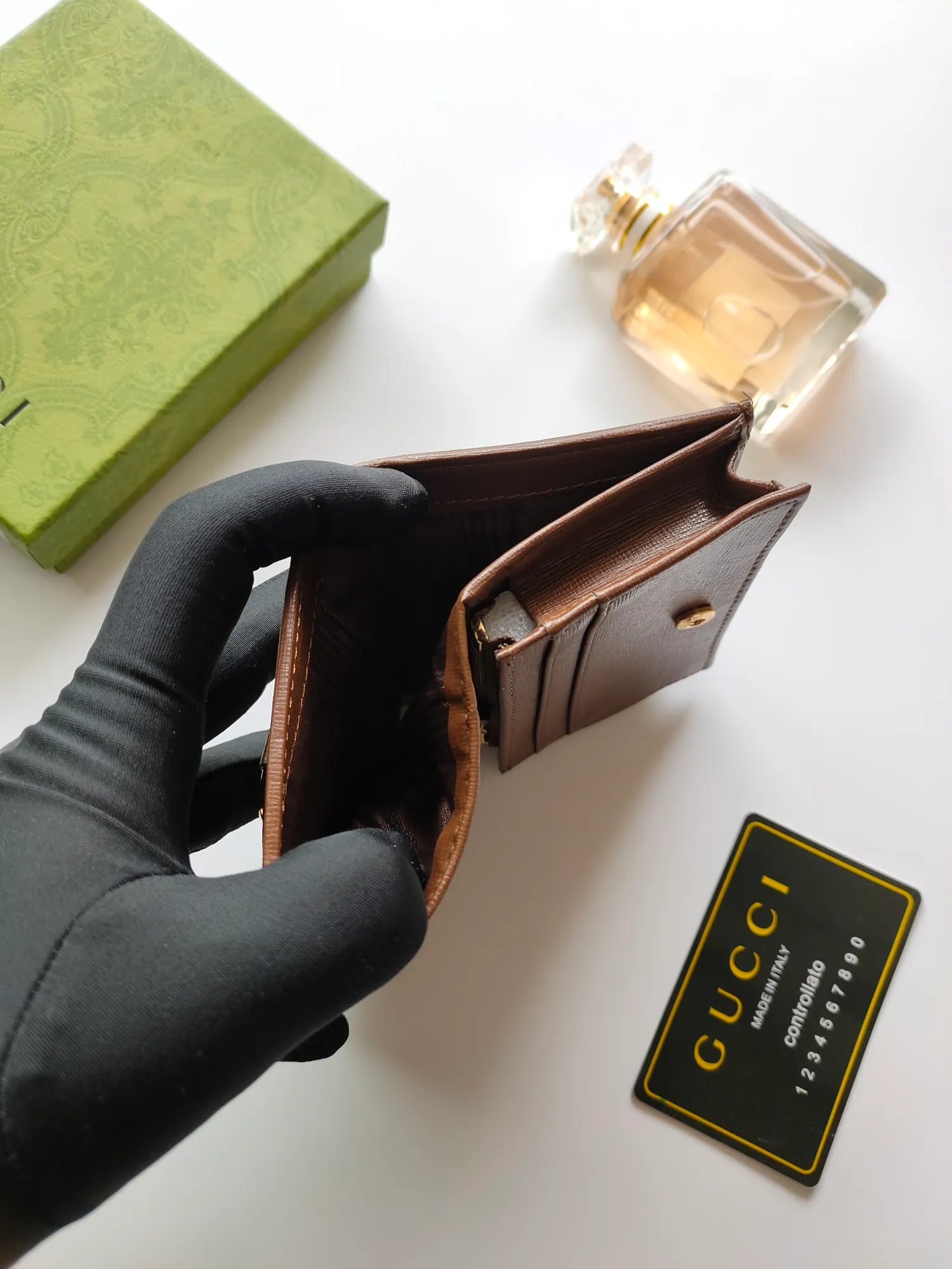 💰140💰🇭🇺 In the 2020 spring and summer series🐡🐡newly launched Gucci is made of GG Supreme high-end artificial canvas and brown leather 🐡🐡1955 Horsebit Card Holder This series adopts the same double ring and long strip design as the handbag 🐡🐡This detail is inspired by the brand’s equestrian origins 🐡🐡It is one of Gucci’s classic heritage🐡🐡It is also one of the brand’s most representative symbolic elements🐡🐡Model: 621887, size: width 11x height 8.5x side width 3cm